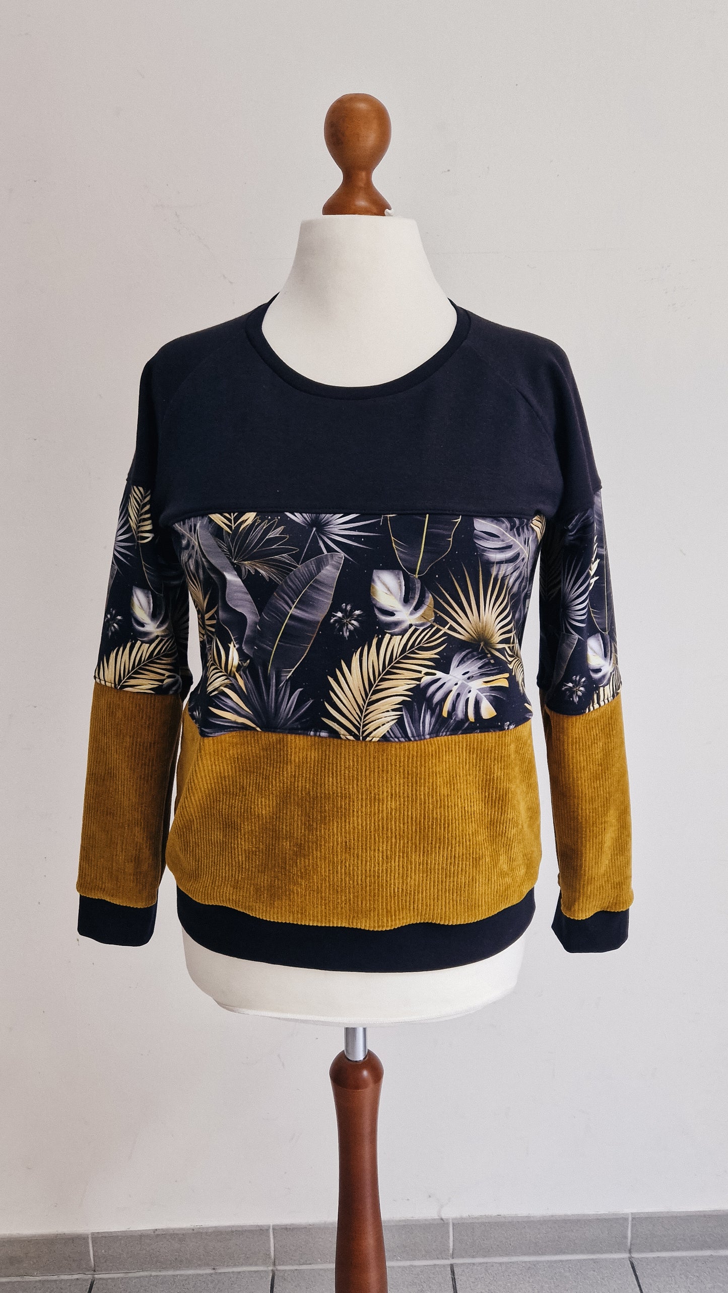 Schwarz/Senfgelbes Unisex Cord Sweatshirt mit Palmenblättern