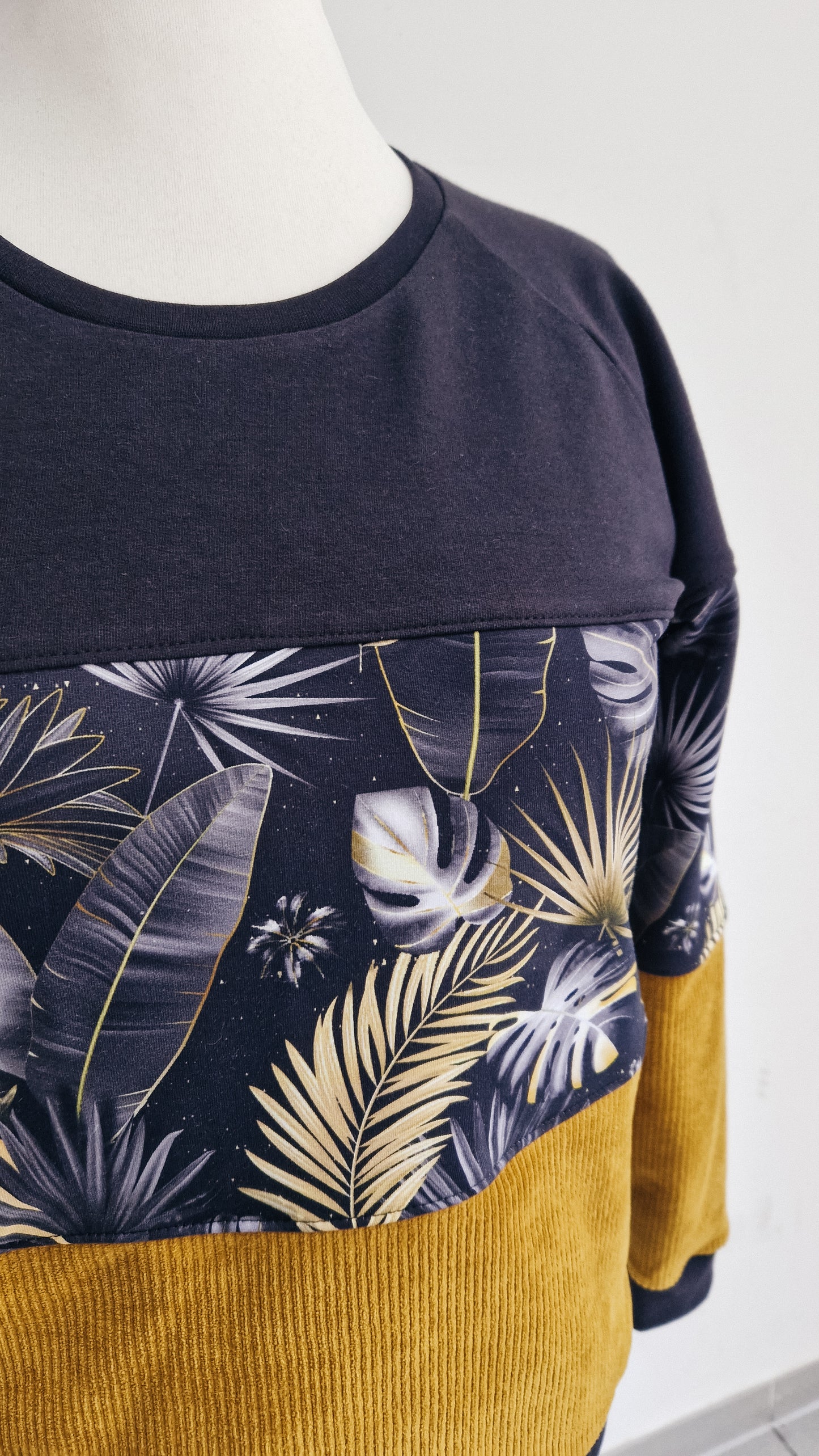 Schwarz/Senfgelbes Unisex Cord Sweatshirt mit Palmenblättern