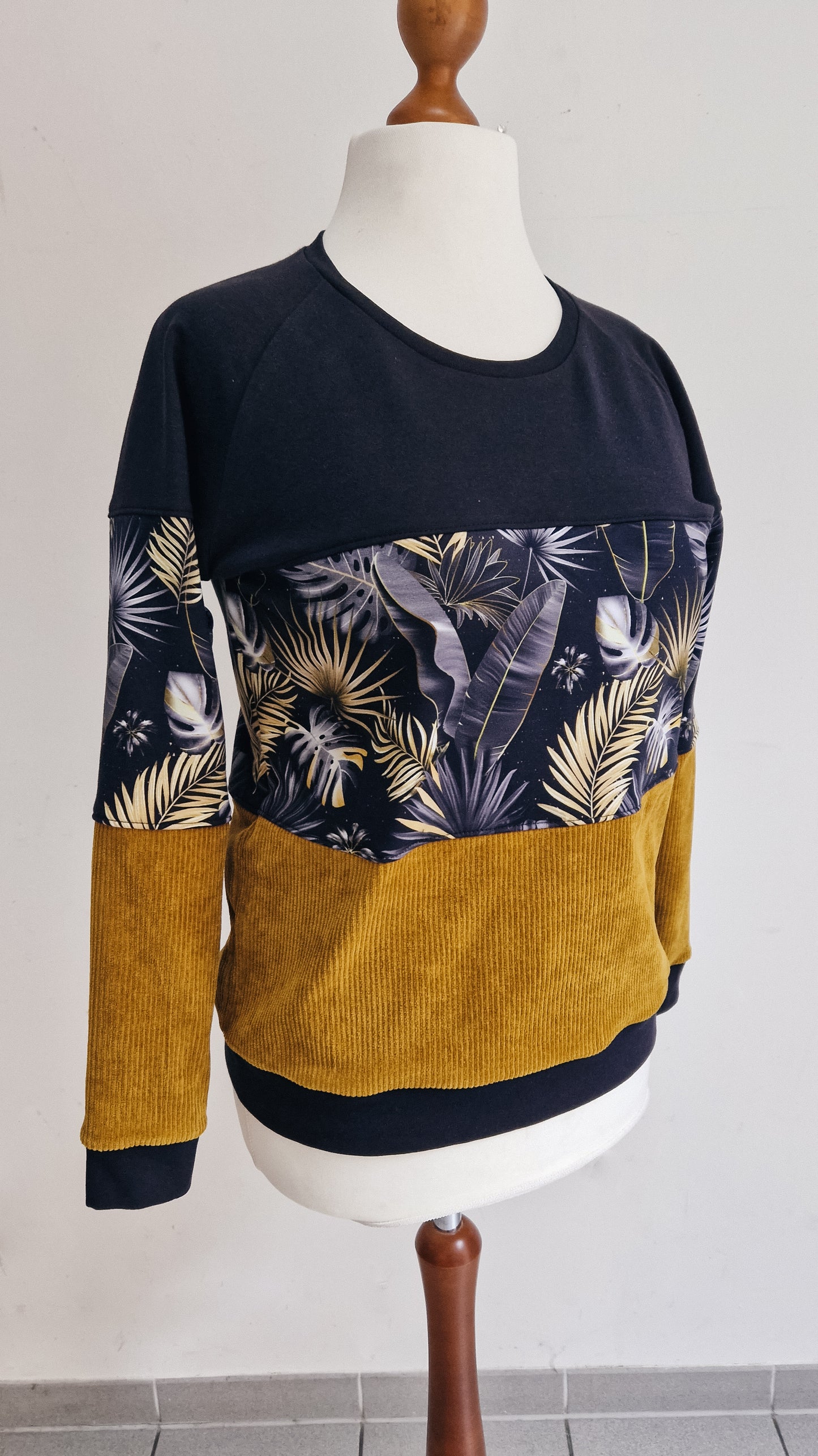 Schwarz/Senfgelbes Unisex Cord Sweatshirt mit Palmenblättern