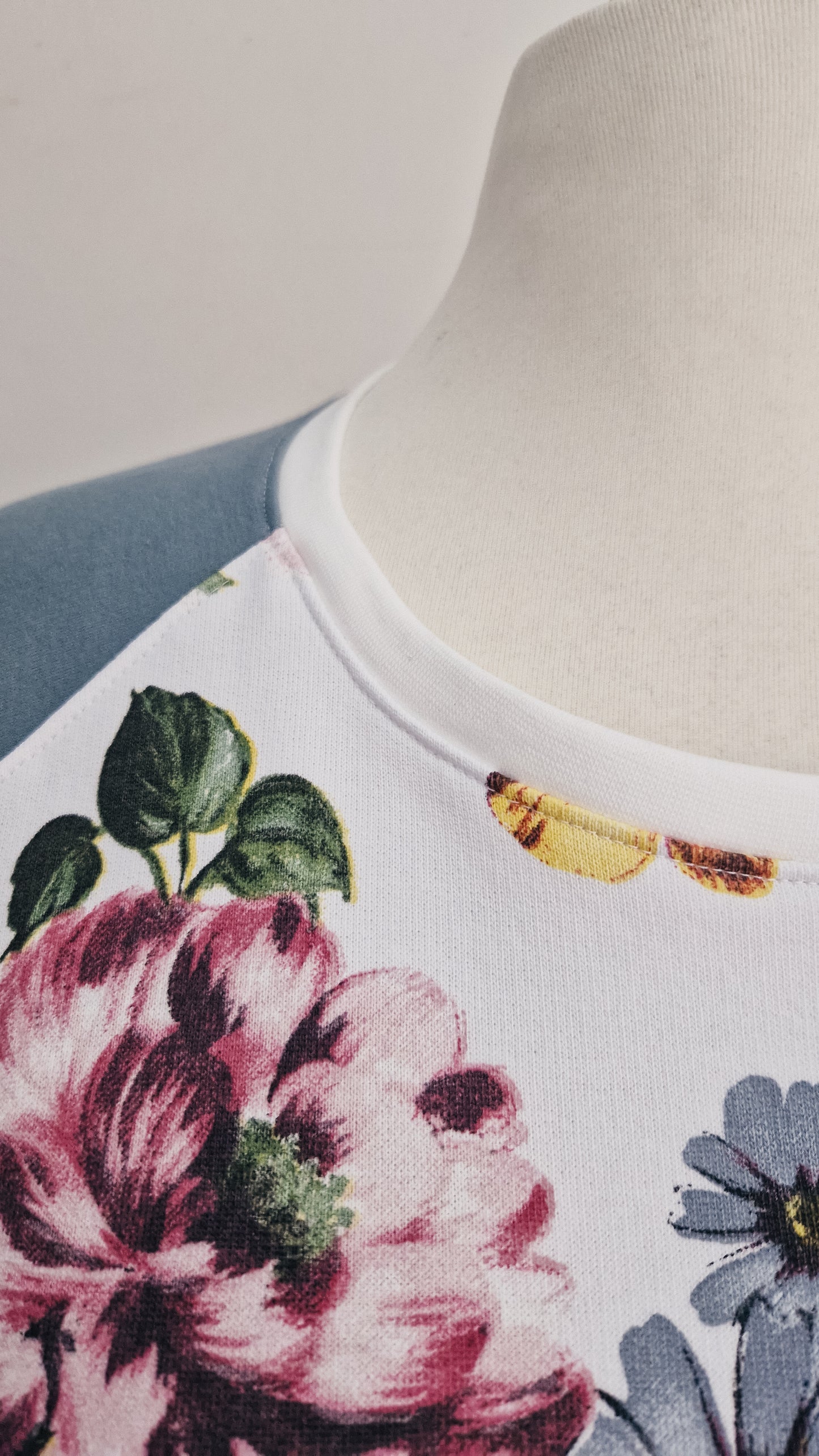 Blumen Sweatshirt Rockabilly Raglan Longsleeve Weiß/Blau