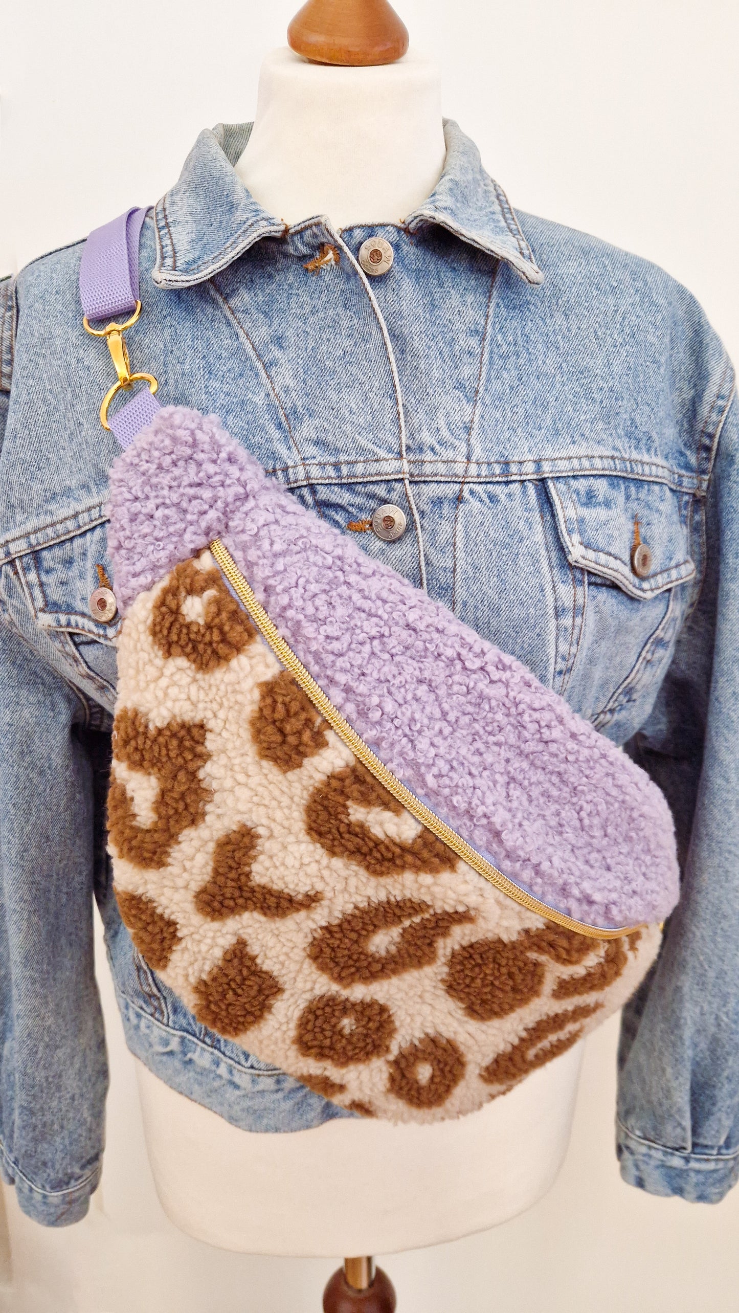 Große XL Umhängetasche Teddy Plüsch Bauchtasche Flieder Leo