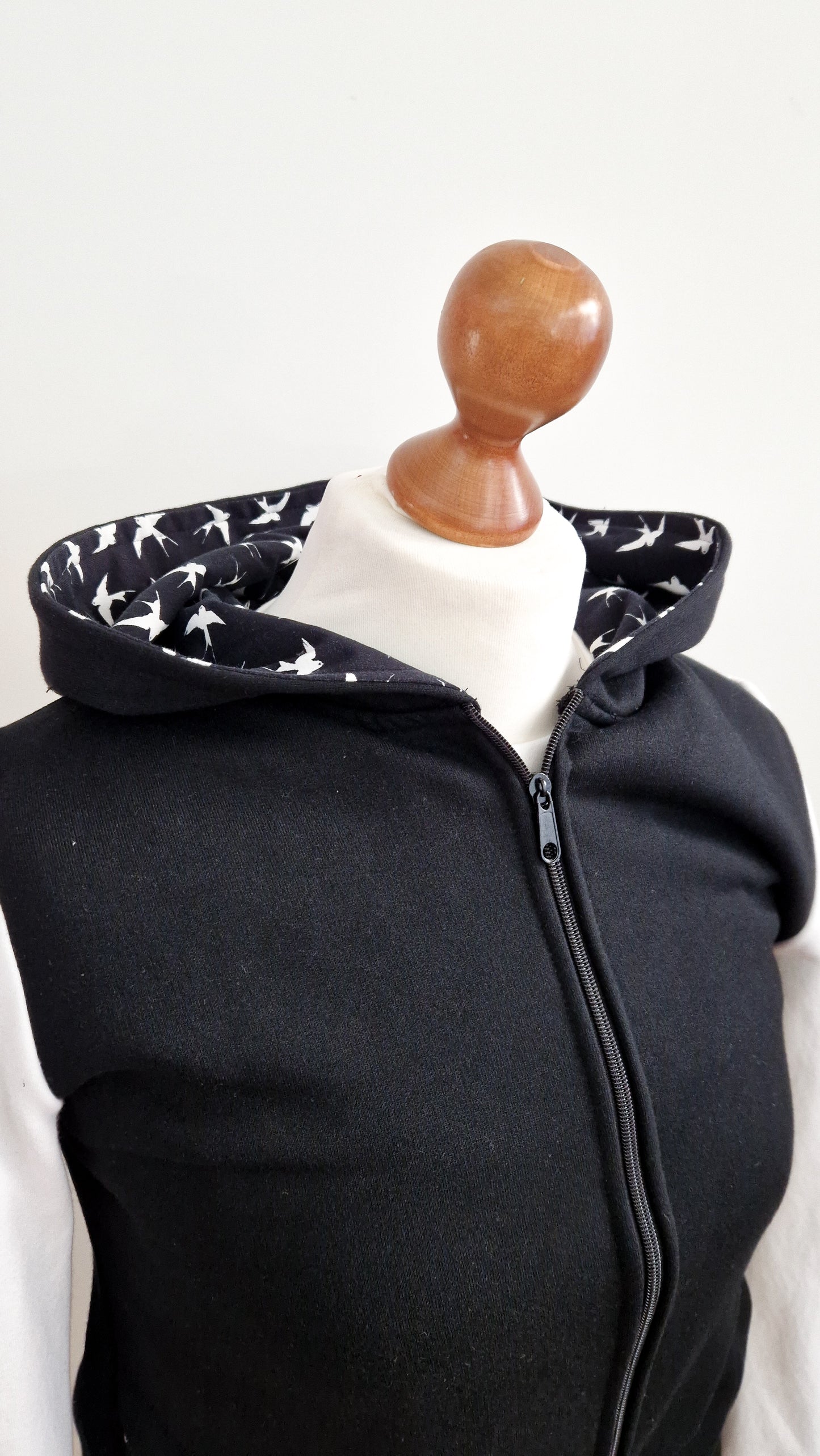 Schwarze Schwalben Hoodie Kapuzenjacke Collegejacke
