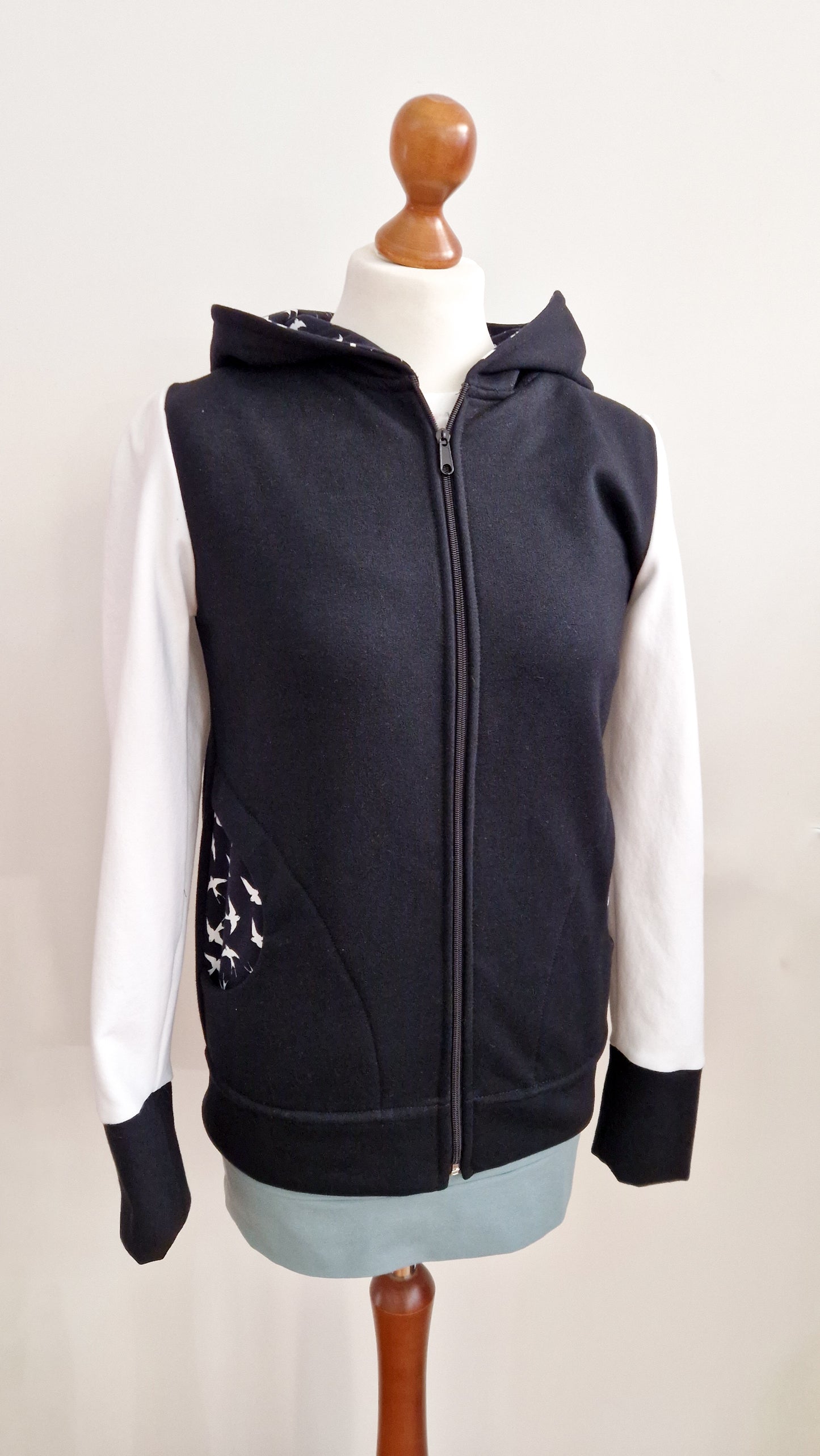 Schwarze Schwalben Hoodie Kapuzenjacke Collegejacke