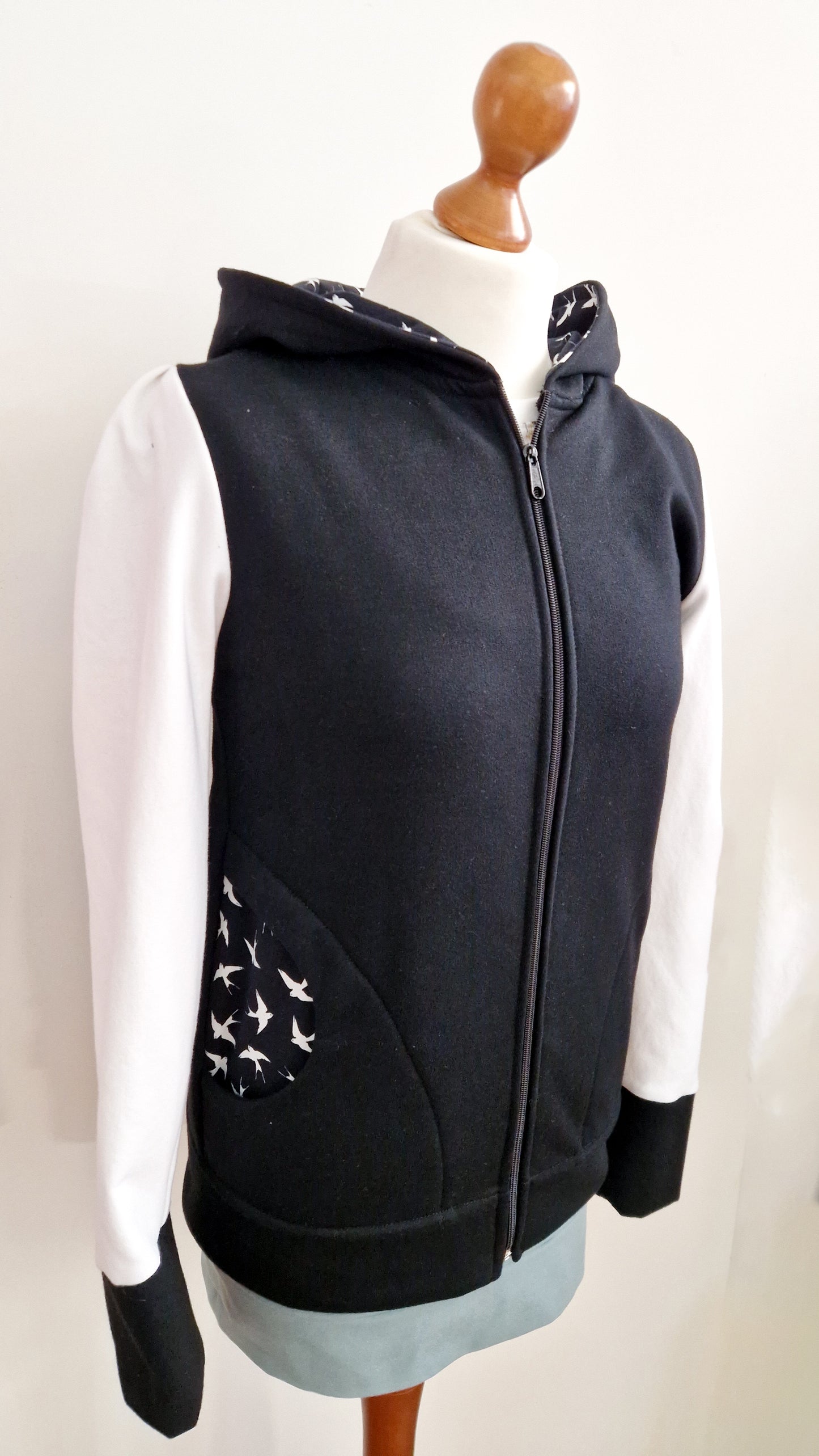 Schwarze Schwalben Hoodie Kapuzenjacke Collegejacke