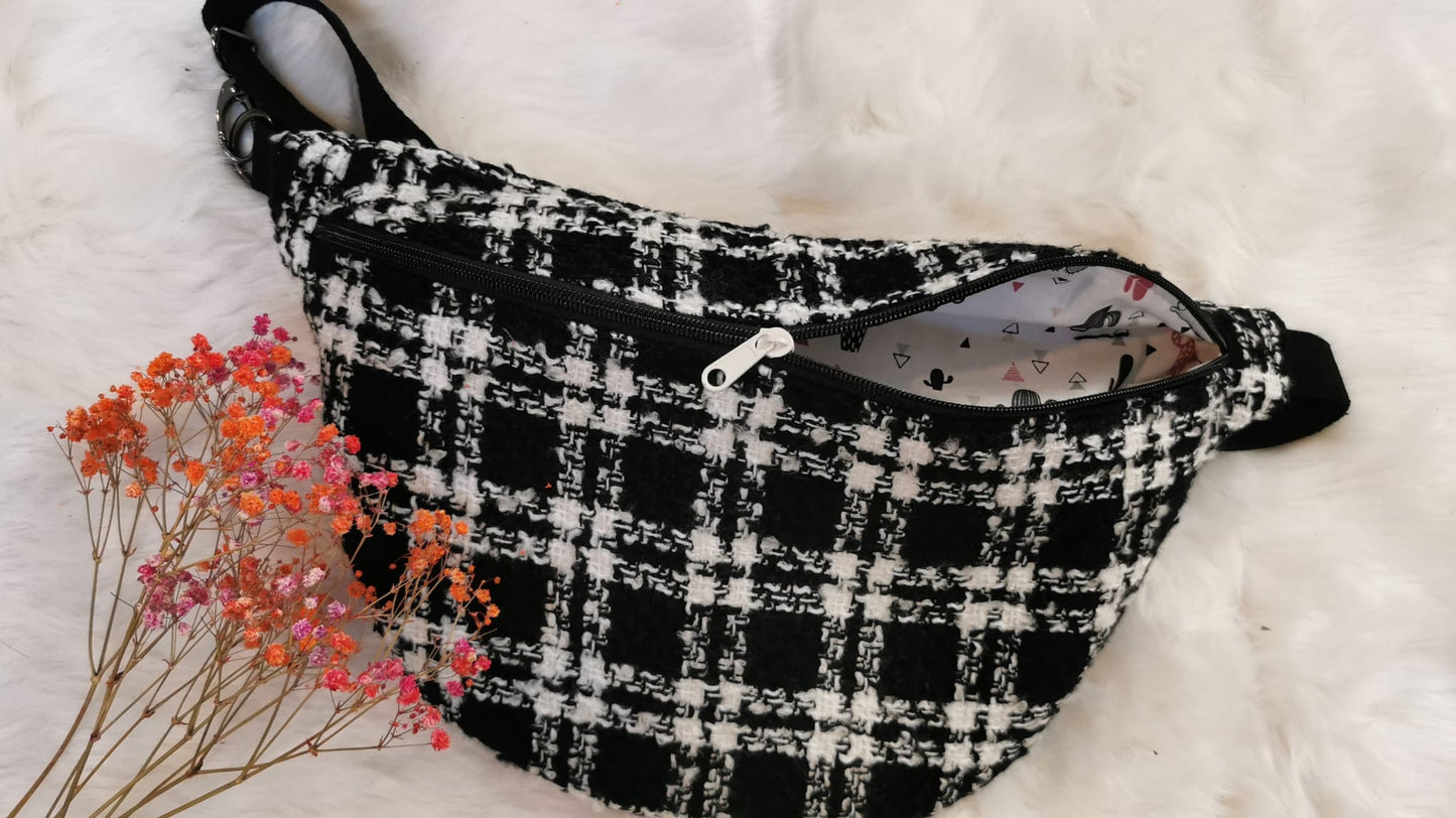 Große karierte Boucle Bauchtasche