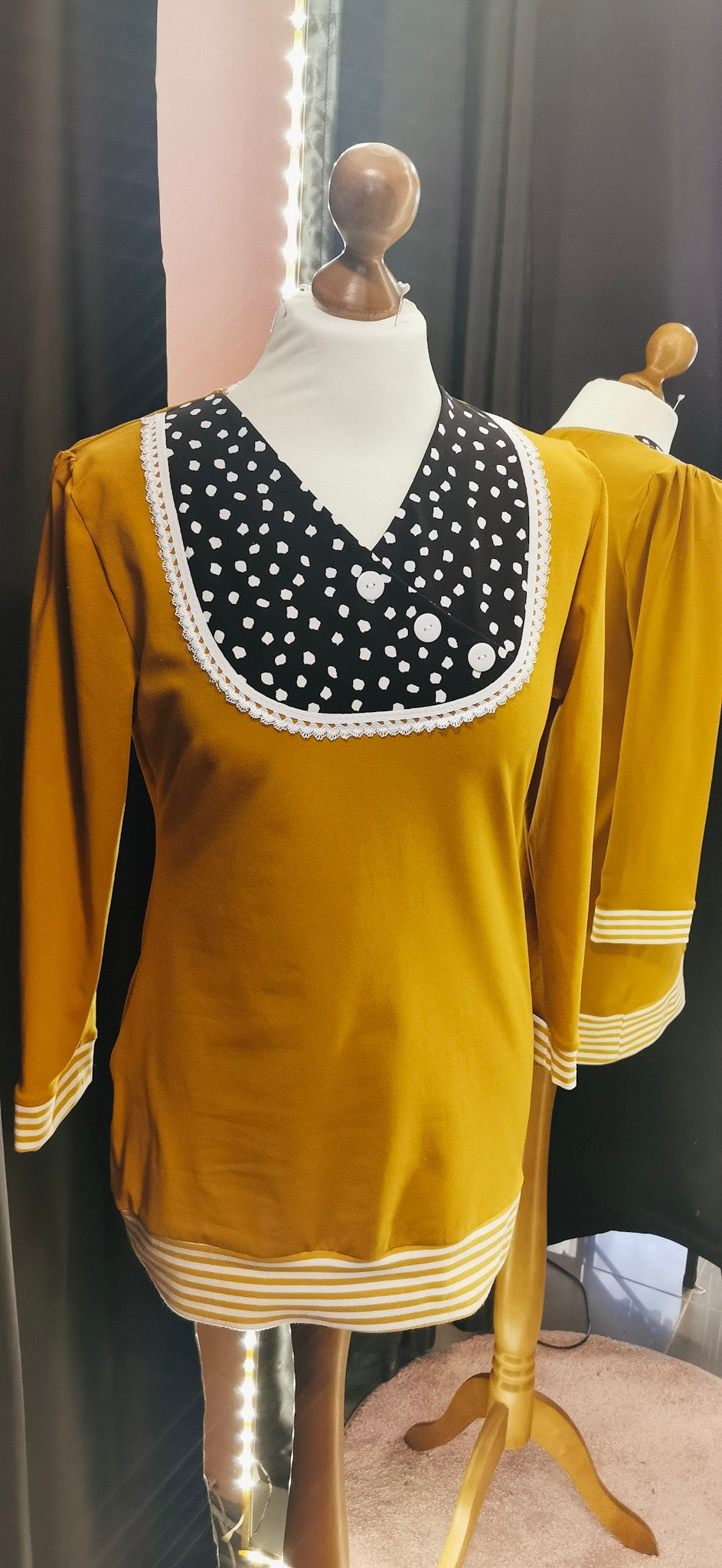 Senfgelbes 3/4 Rockabilly Longsleeve mit Punkten