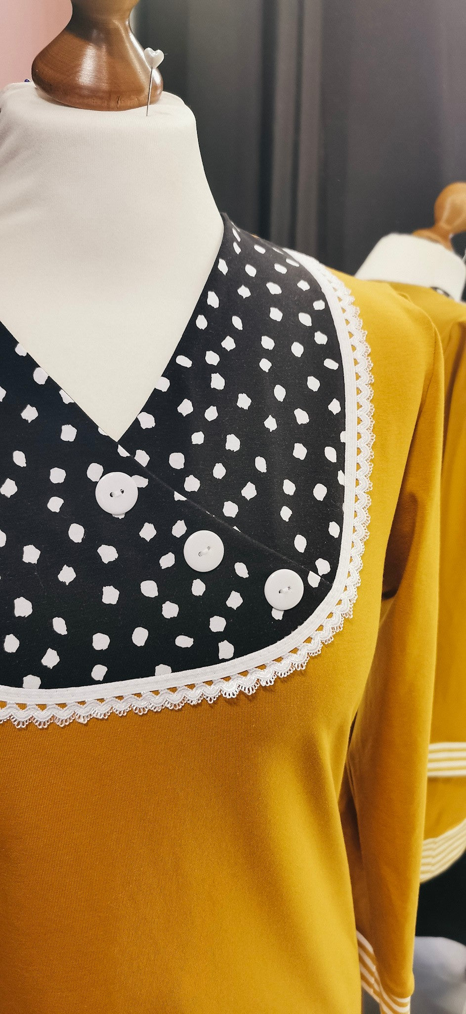 Senfgelbes 3/4 Rockabilly Longsleeve mit Punkten
