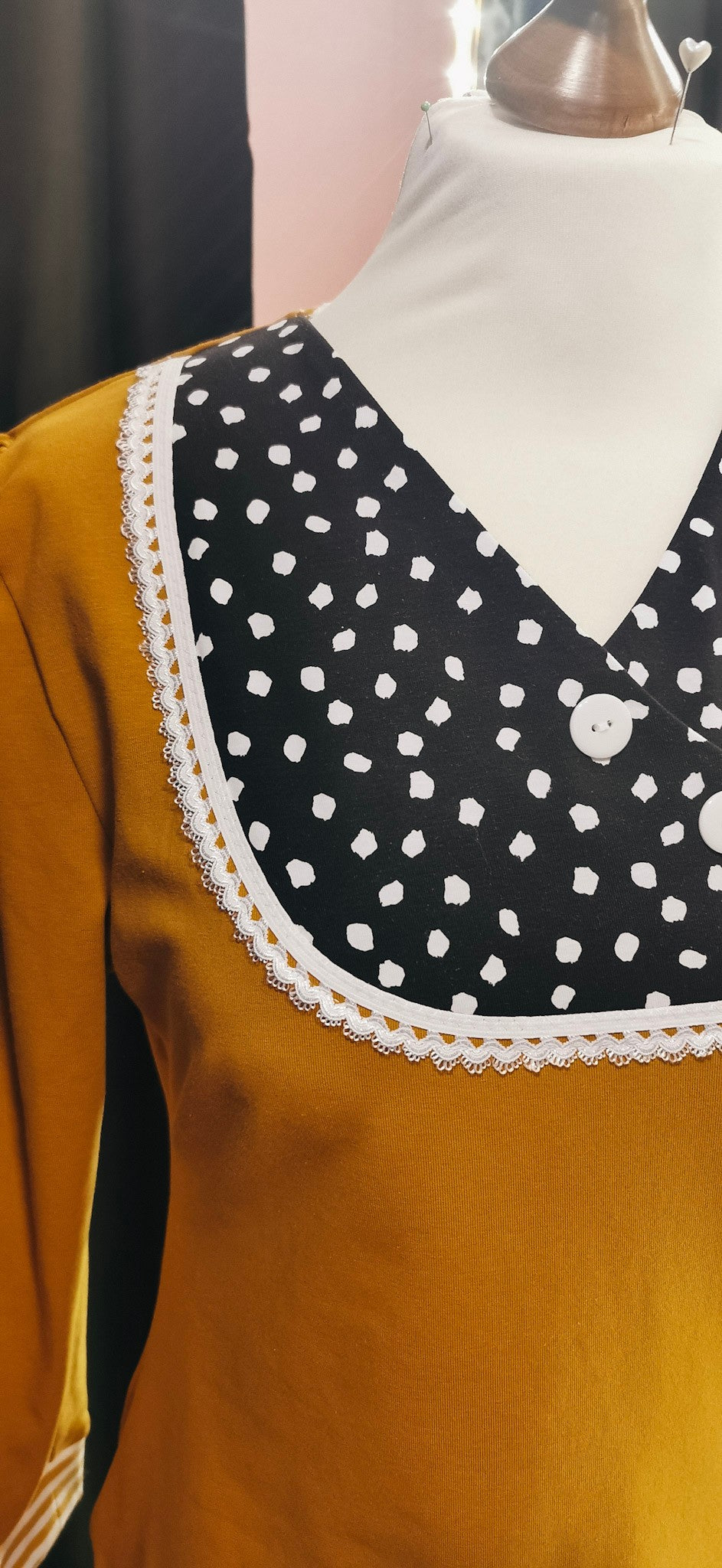Senfgelbes 3/4 Rockabilly Longsleeve mit Punkten