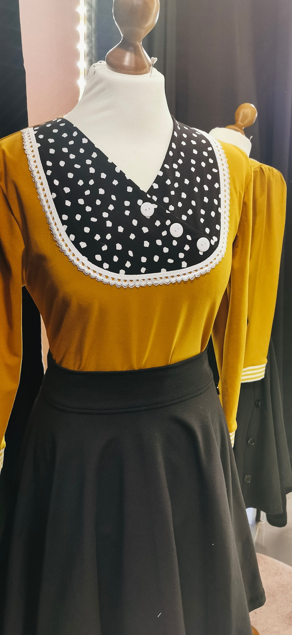 Senfgelbes 3/4 Rockabilly Longsleeve mit Punkten