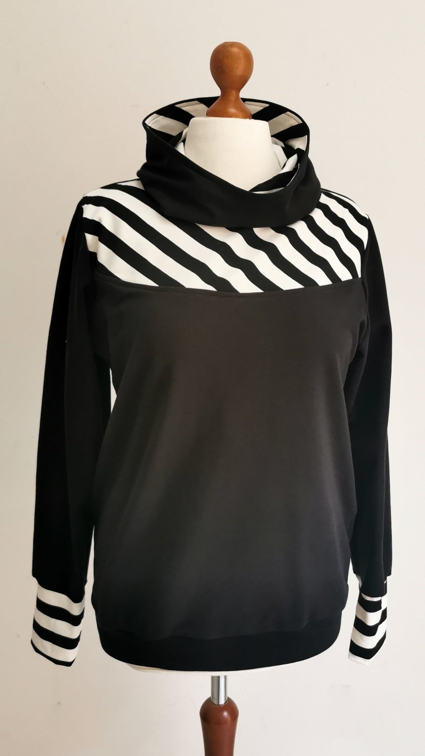 Streifen Hoodie Pullover Schwarz/Weiß - Einzelstück