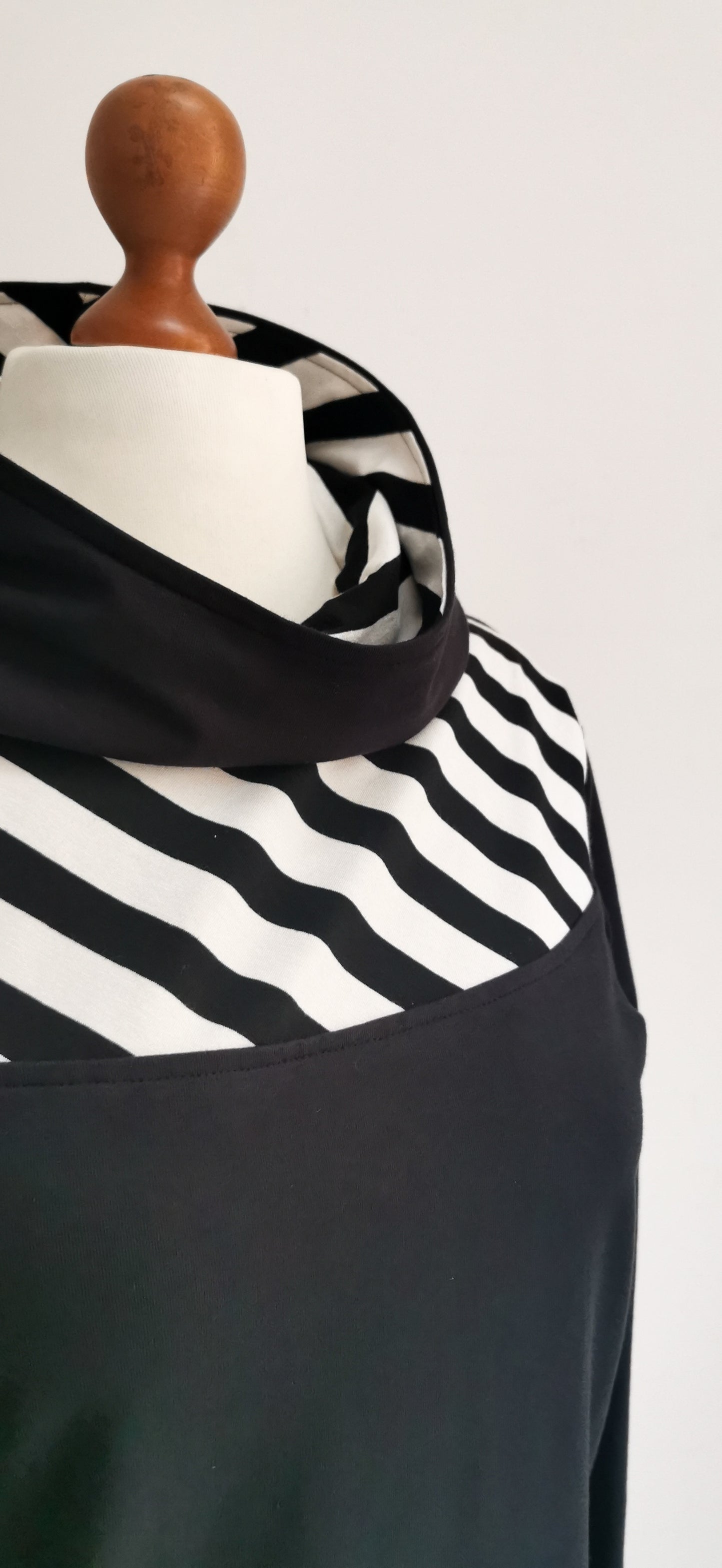 Streifen Hoodie Pullover Schwarz/Weiß - Einzelstück