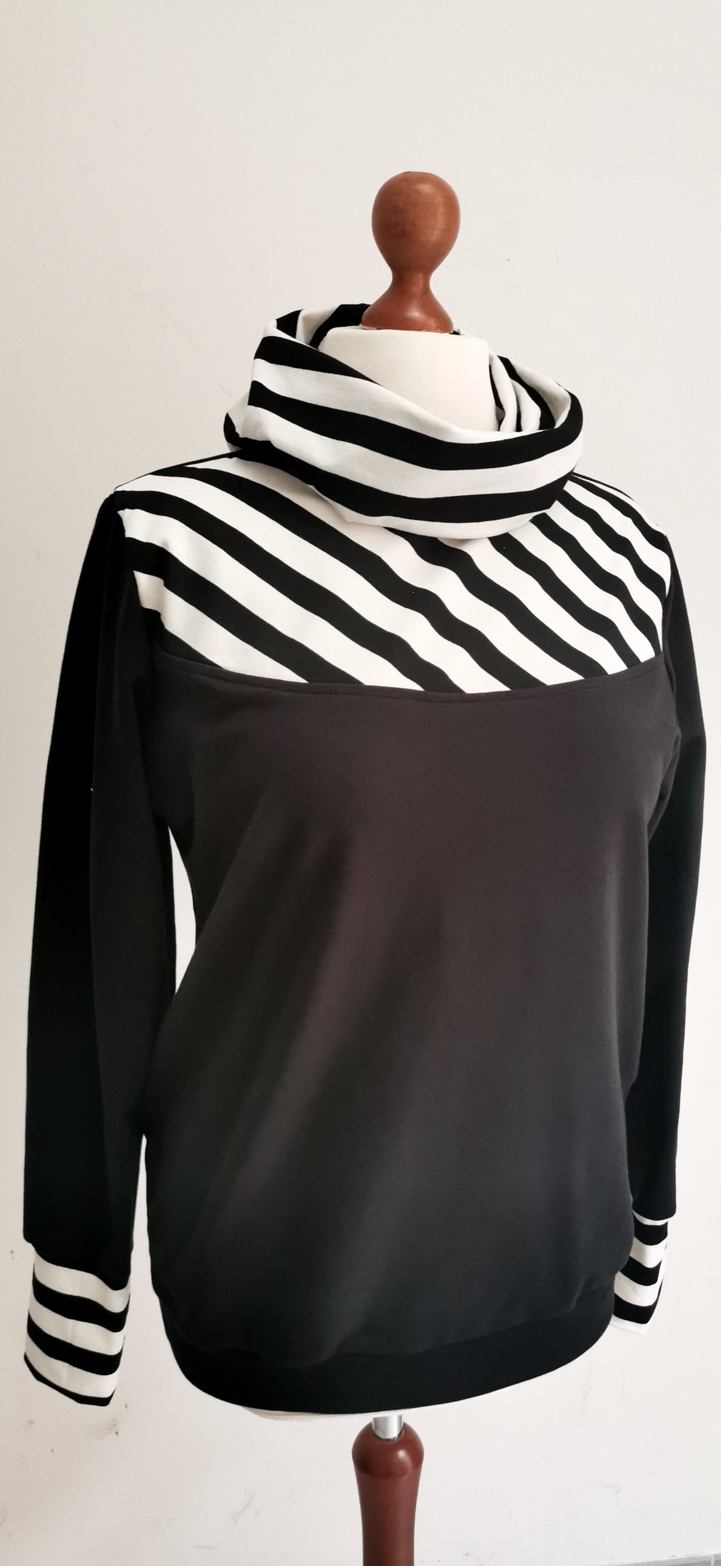 Streifen Hoodie Pullover Schwarz/Weiß - Einzelstück
