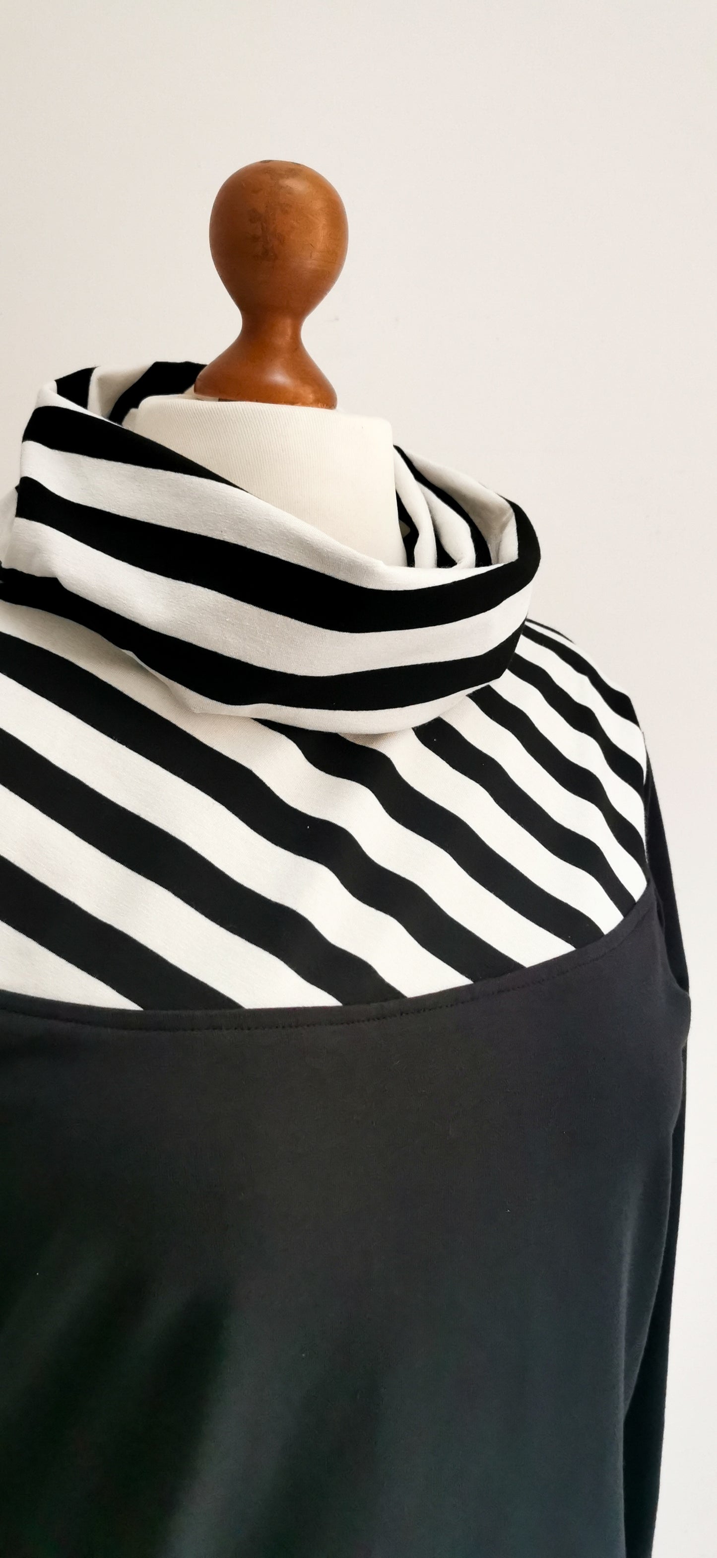 Streifen Hoodie Pullover Schwarz/Weiß - Einzelstück