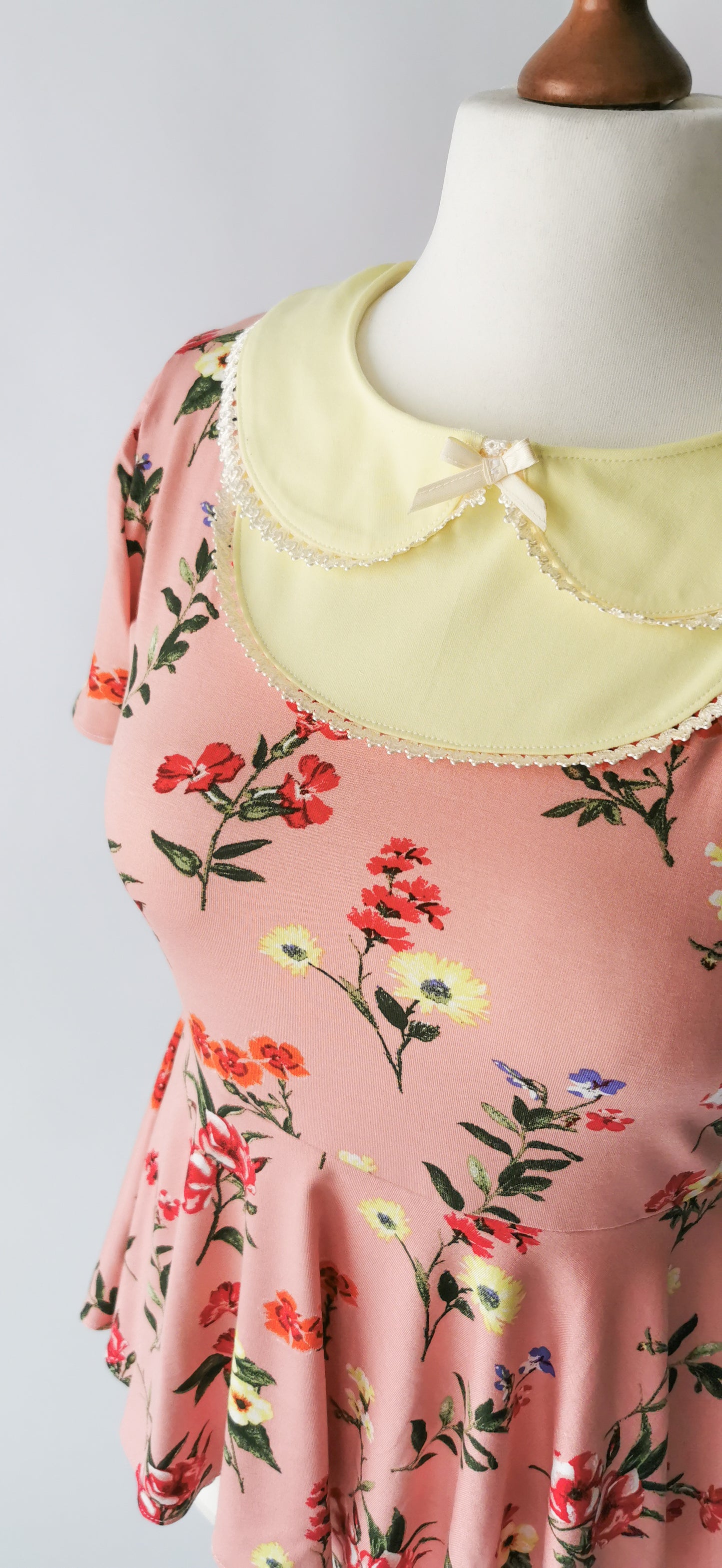 Babydoll Shirt mit Wildblumen und Bubikragen Rosé