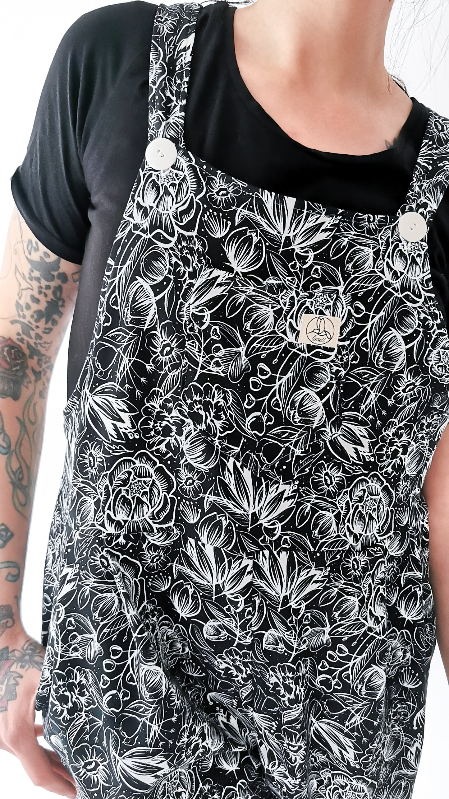 gemütliche Jersey Latzhose Schwarz Blumen