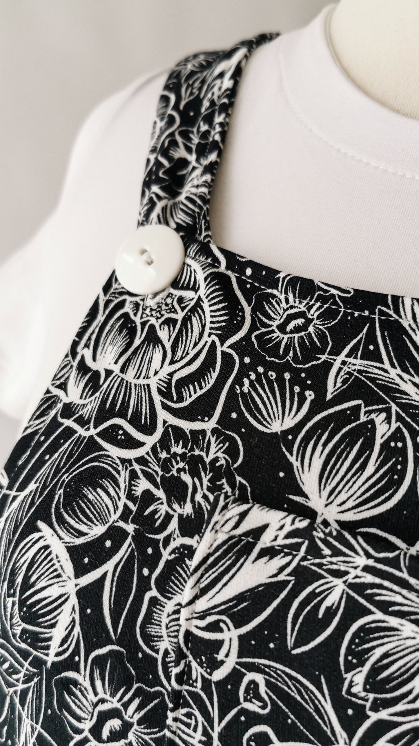 gemütliche Jersey Latzhose Schwarz Blumen
