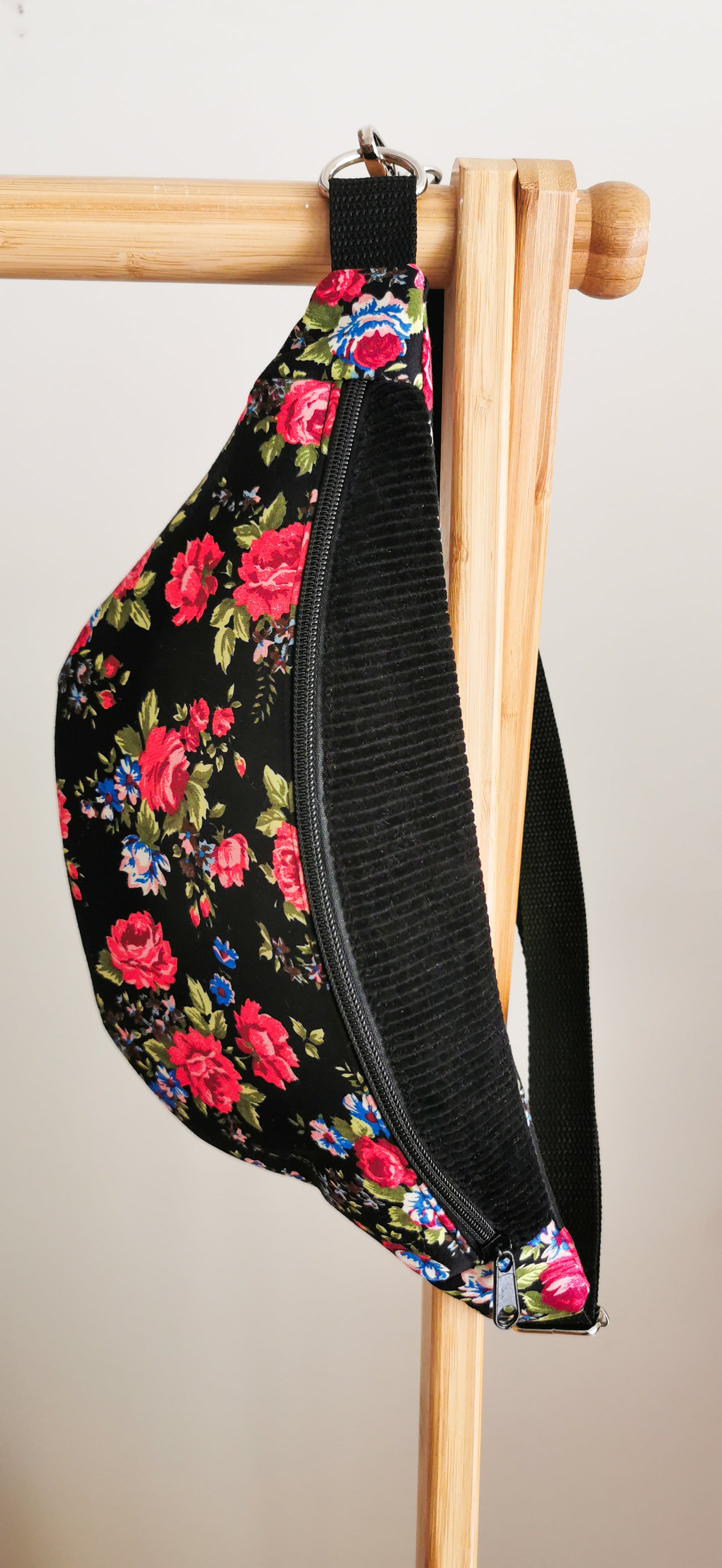 Schwarze Cord Bauchtasche Cross Body Bag Pink Blumen