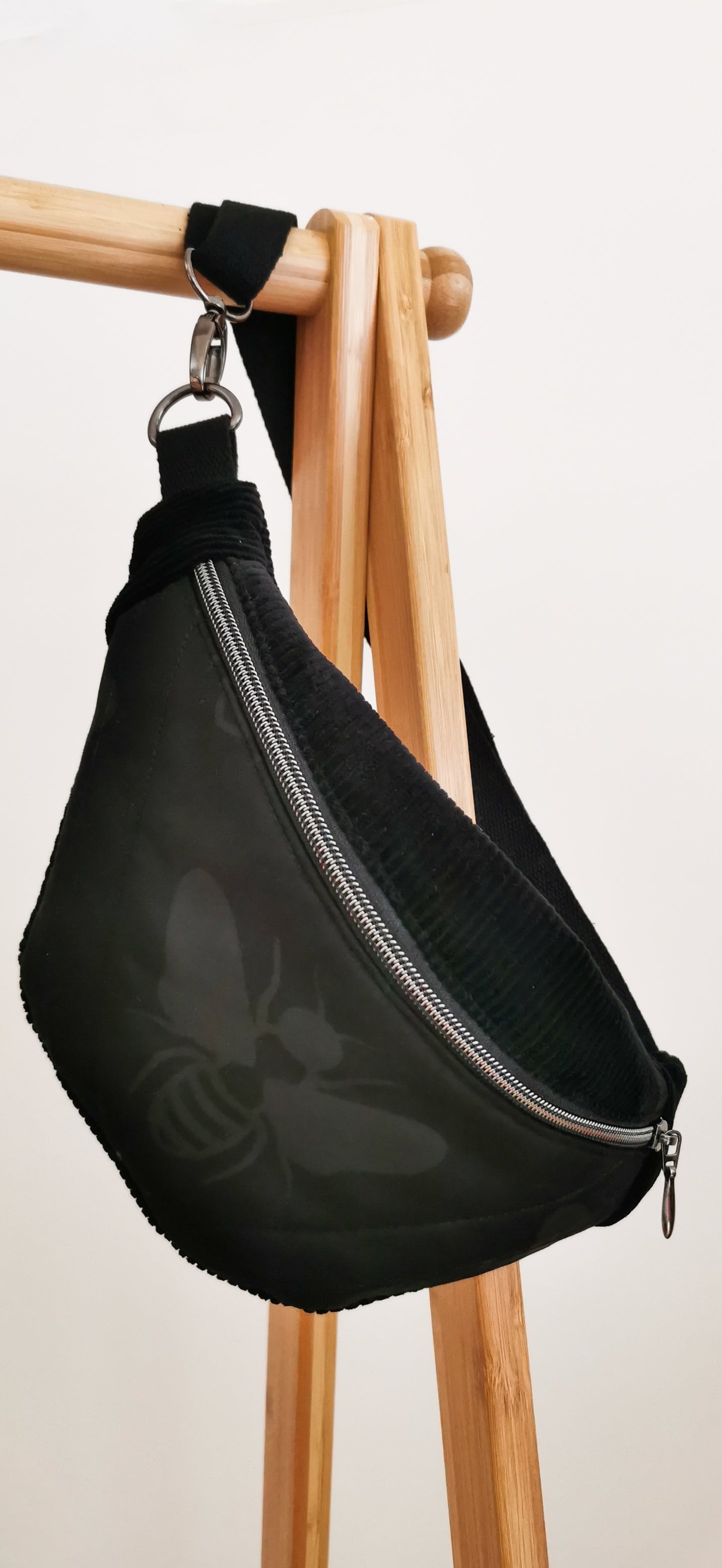 Schwarze Quilt Hipbag Bauchtasche Cross Body Bag Biene