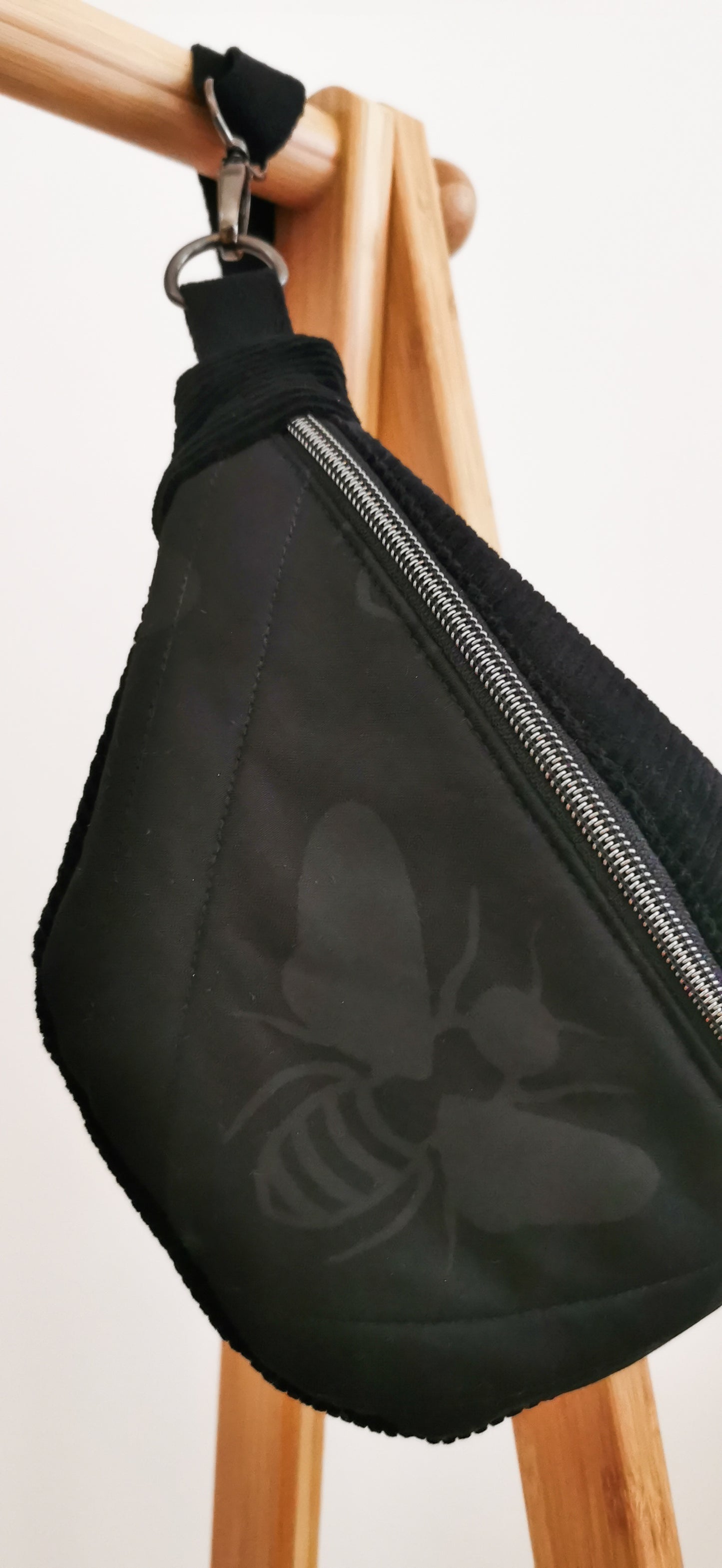 Schwarze Quilt Hipbag Bauchtasche Cross Body Bag Biene