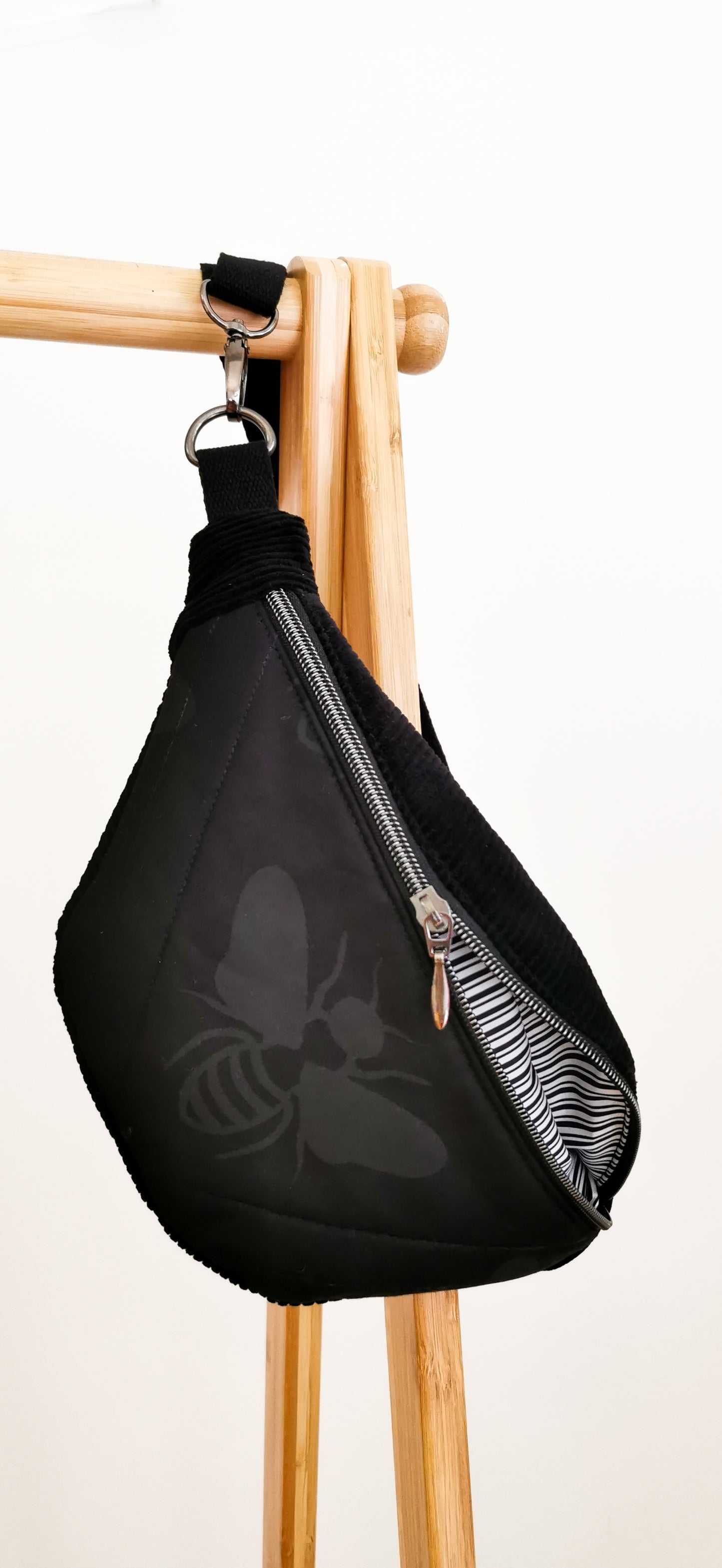 Schwarze Quilt Hipbag Bauchtasche Cross Body Bag Biene