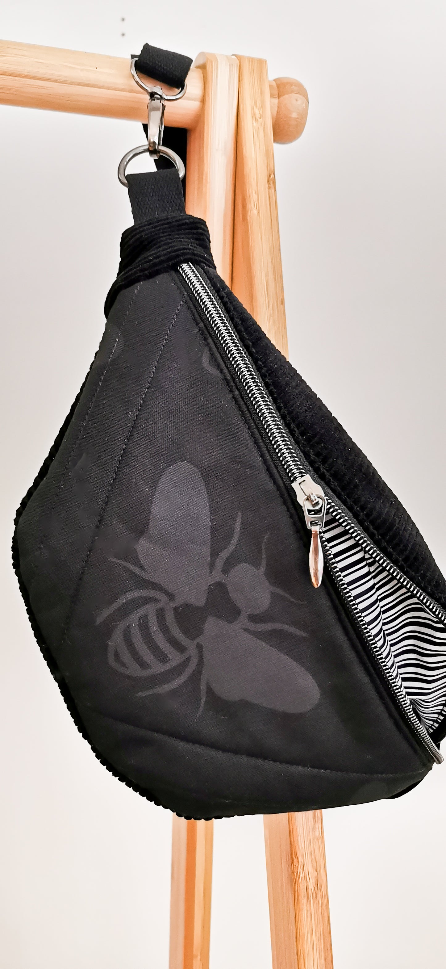 Schwarze Quilt Hipbag Bauchtasche Cross Body Bag Biene