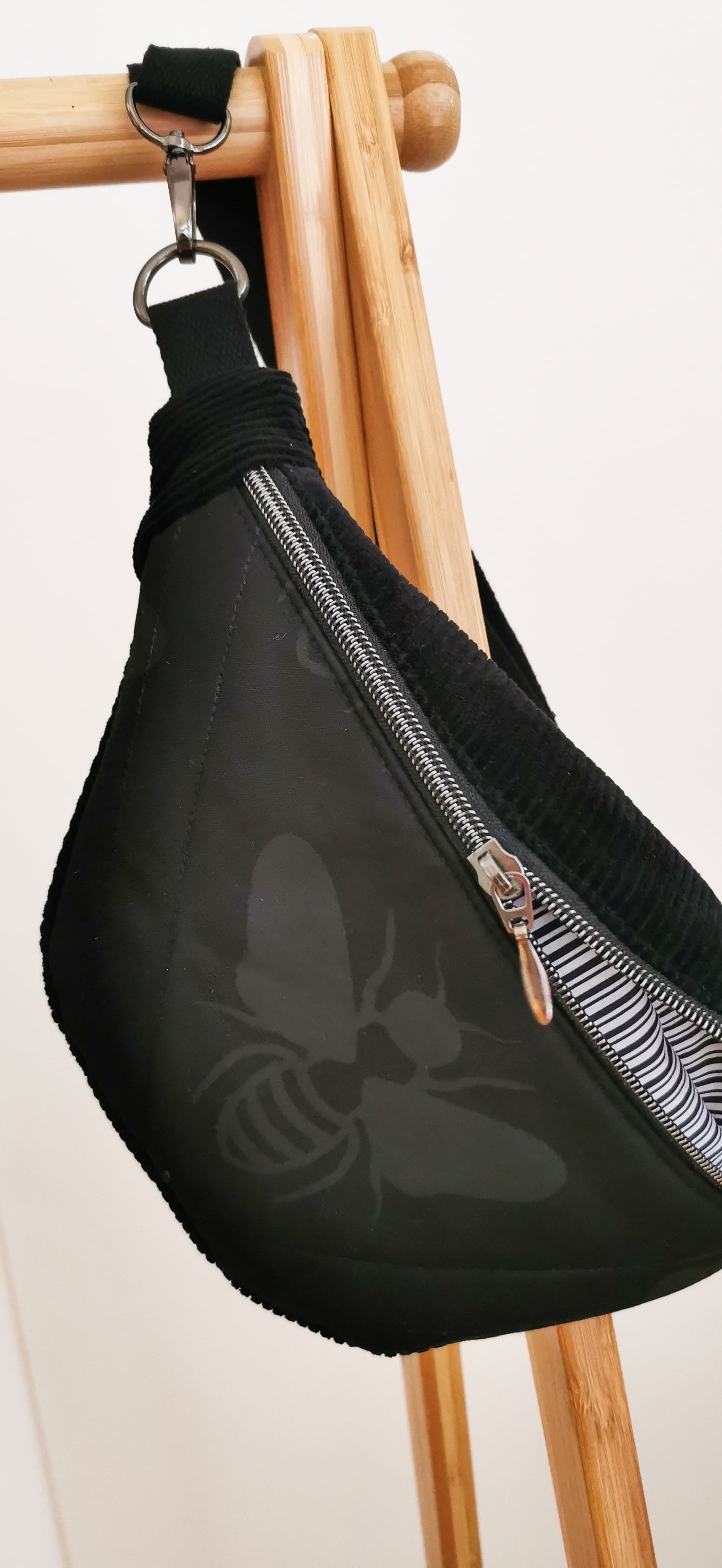 Schwarze Quilt Hipbag Bauchtasche Cross Body Bag Biene