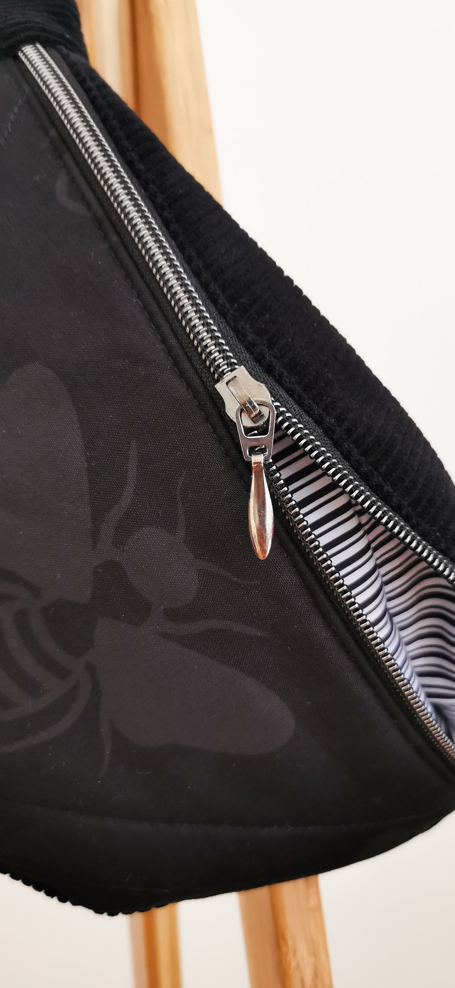 Schwarze Quilt Hipbag Bauchtasche Cross Body Bag Biene
