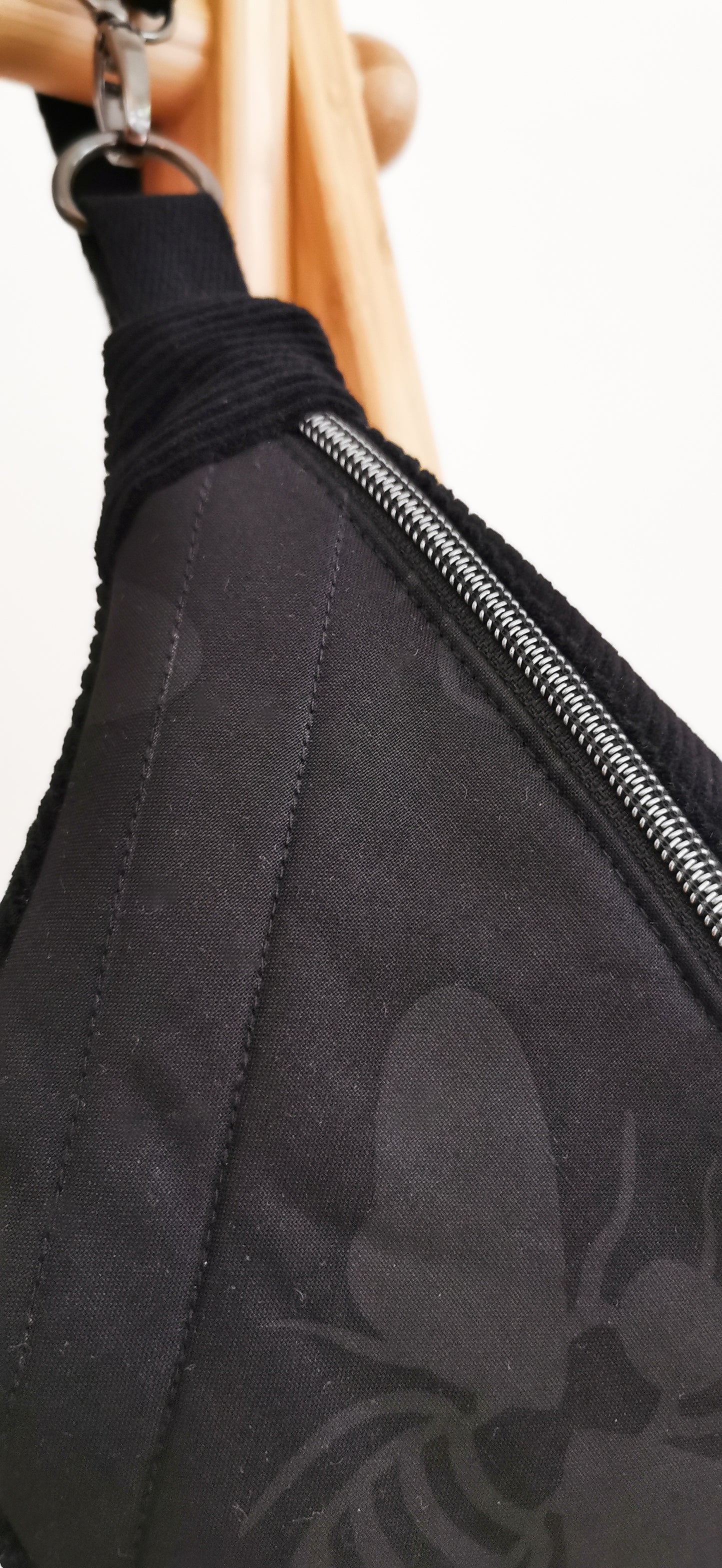 Schwarze Quilt Hipbag Bauchtasche Cross Body Bag Biene
