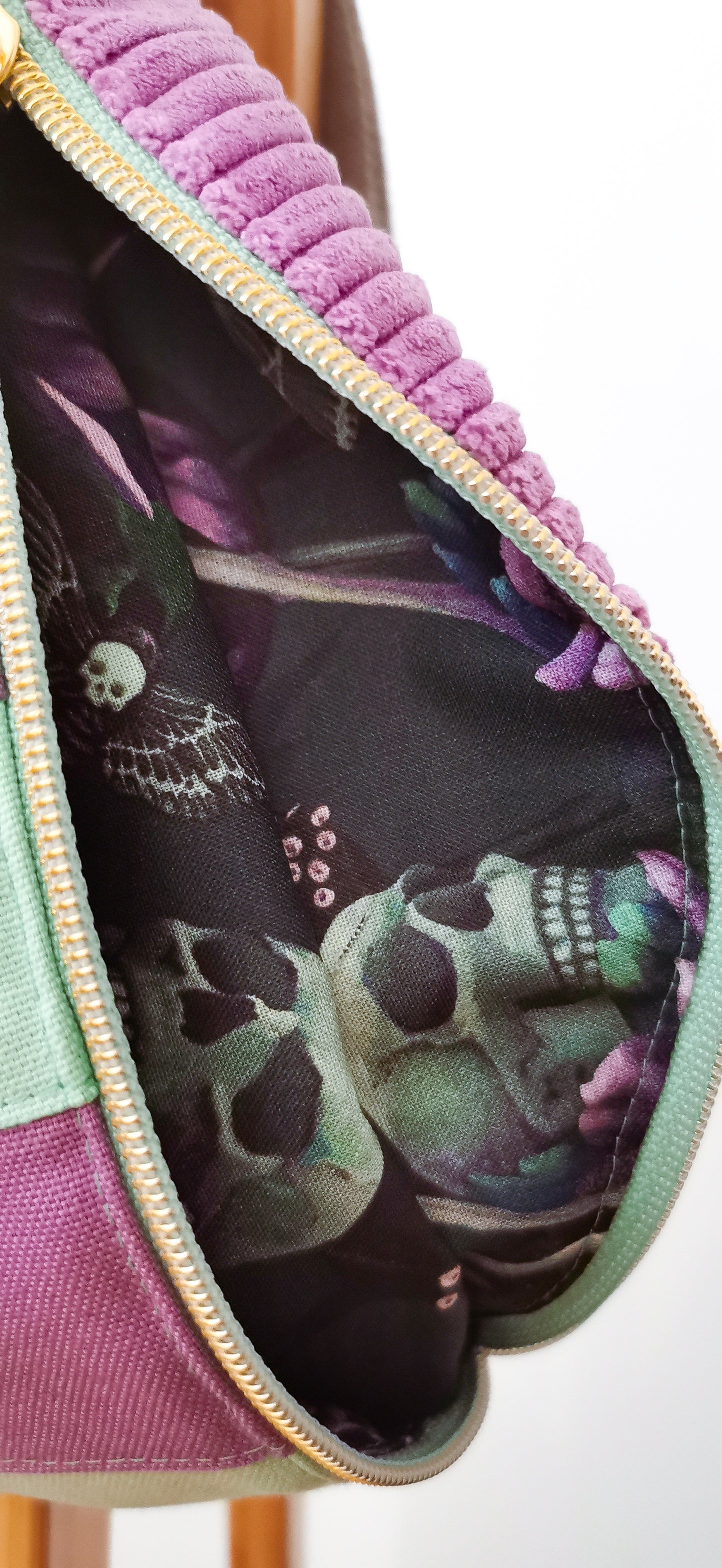 Pastell Hipbag Bauchtasche Crossbody Bag Lila/Mint Streifen Halloween Skulls
