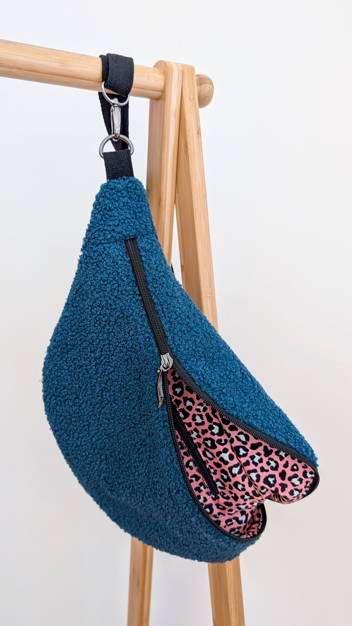 Große XL Bouclé Plüsch Bauchtasche Umhängetasche - 2 Farben nach Wahl