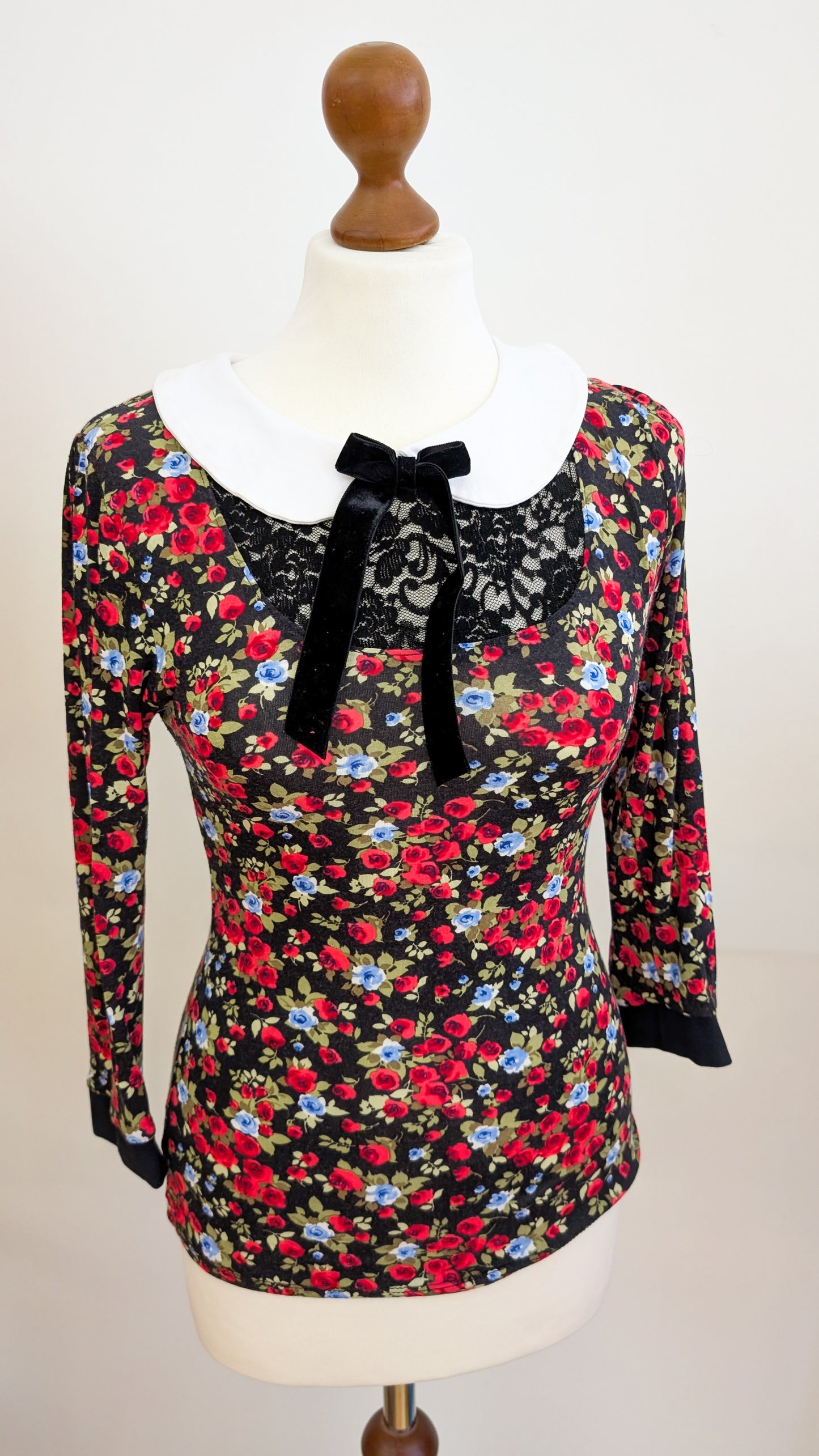 Blumiges Rockabilly Shirt mit Bubikragen & Schleife