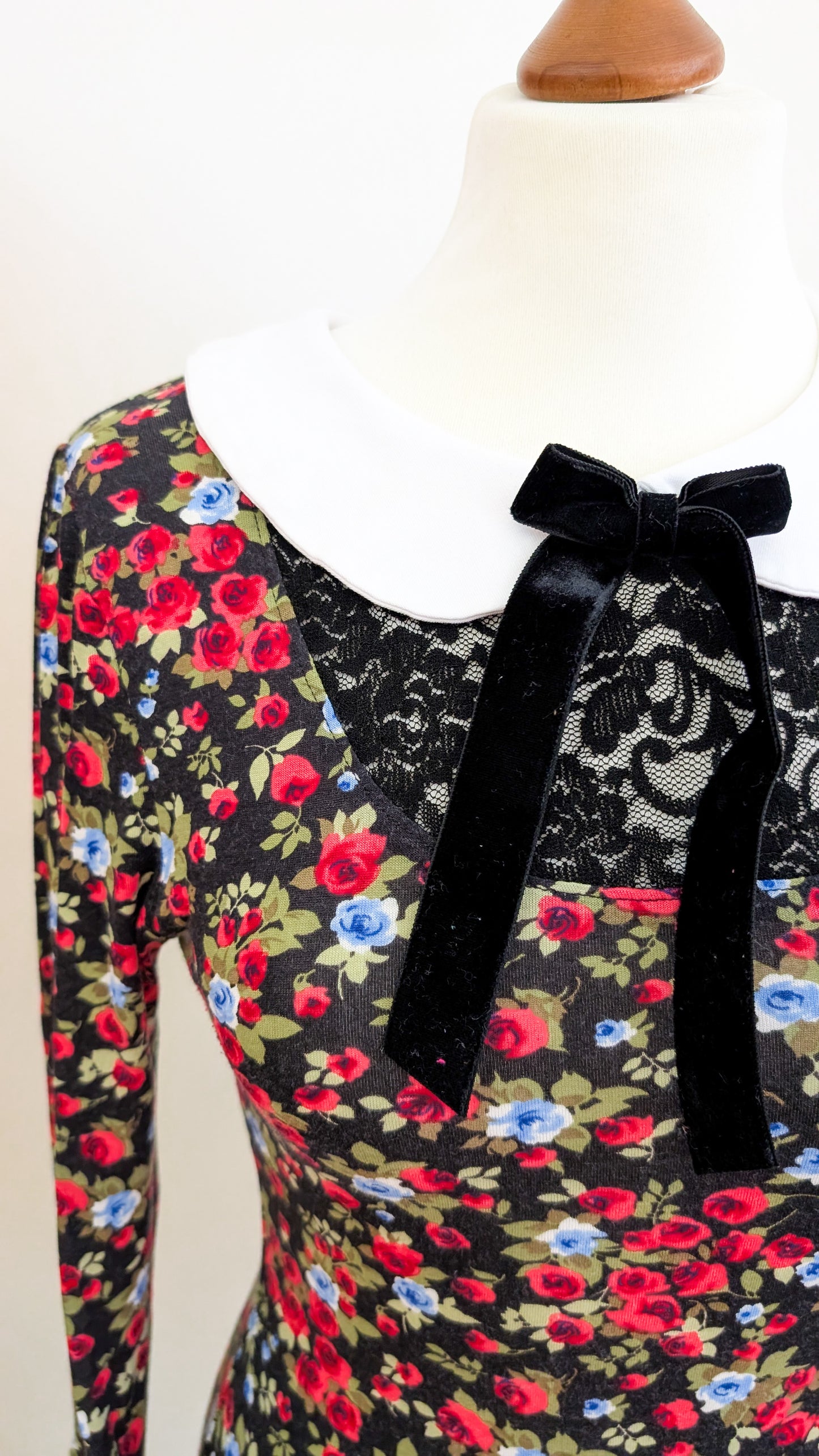 Blumiges Rockabilly Shirt mit Bubikragen & Schleife
