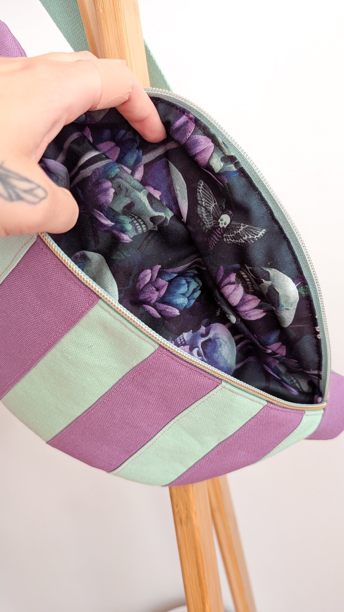 Pastell Hipbag Bauchtasche Crossbody Bag Lila/Mint Streifen Halloween Skulls