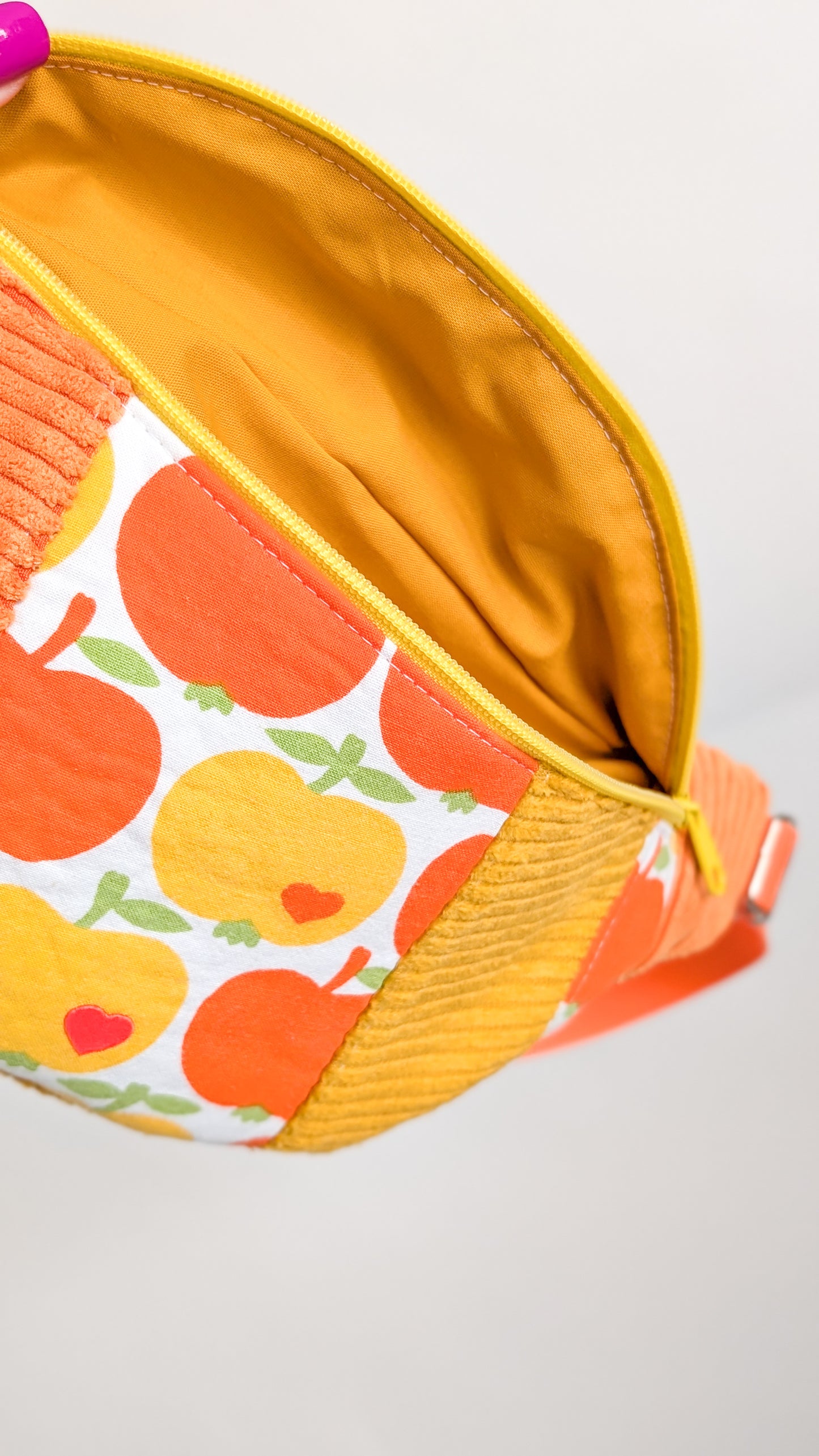 Zero Waste Bauchtasche Einzelstück Cord Gelb Grün Orange 70s Apfelmotiv innenfutter