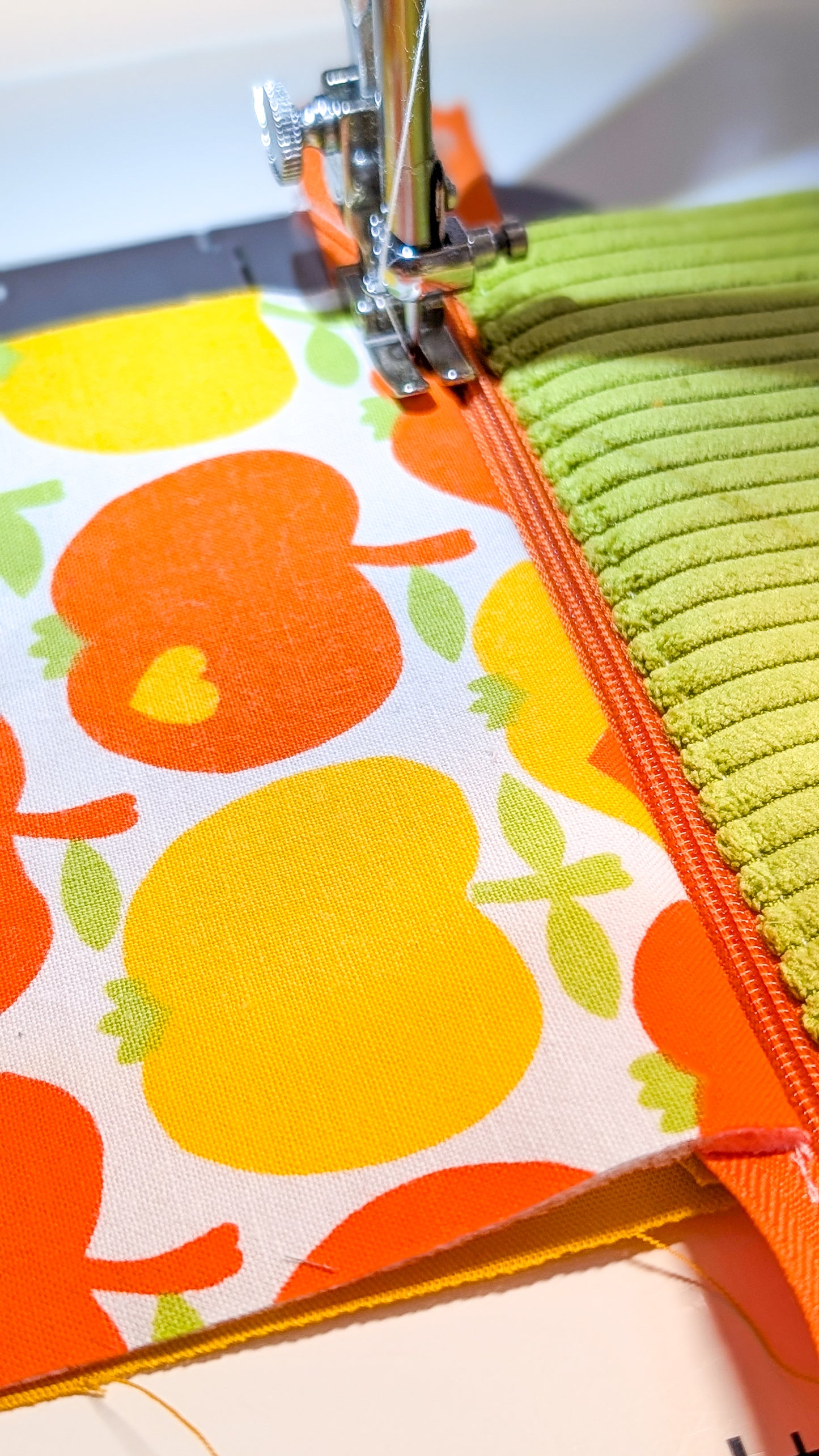 Bunte Upcycling Geldbörse Geldbeutel Cord Retro 70s Apfelmotiv Fertigung