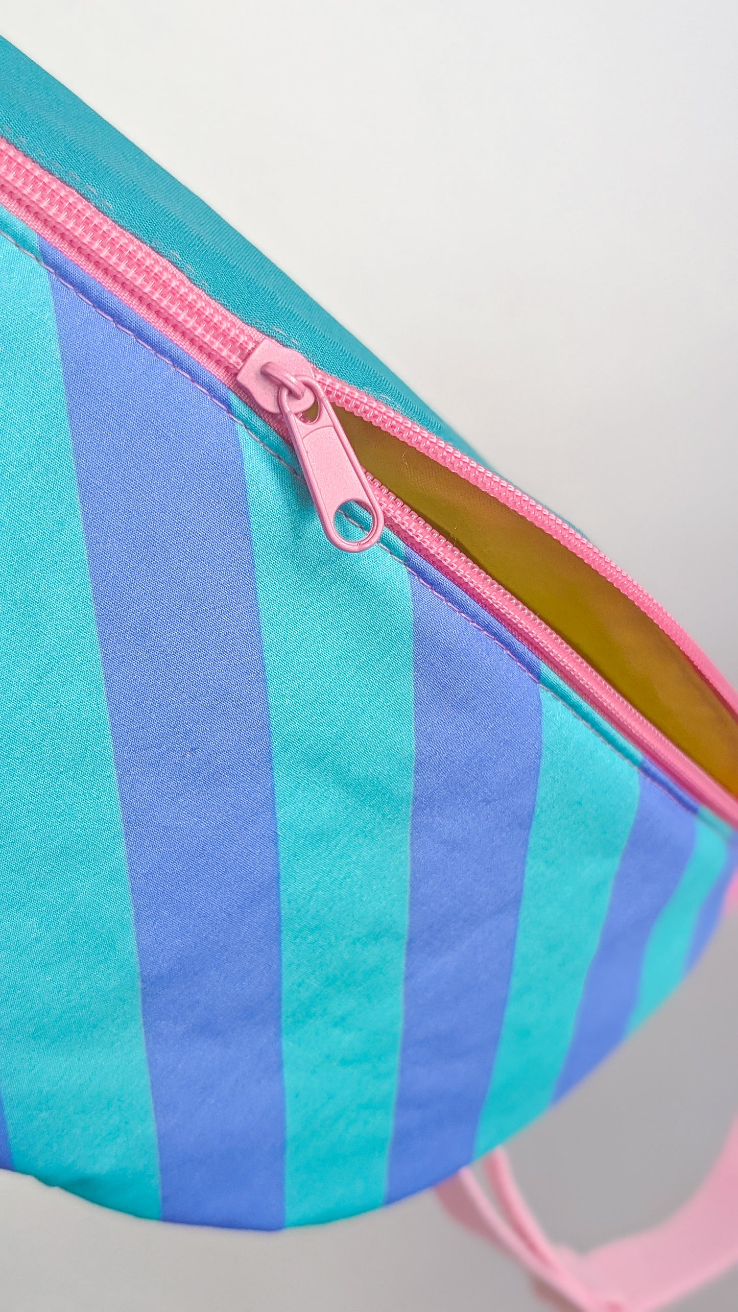 Bunte Bauchtasche Candy Bag Bubblegum Streifen Grün/Blau/Rosa