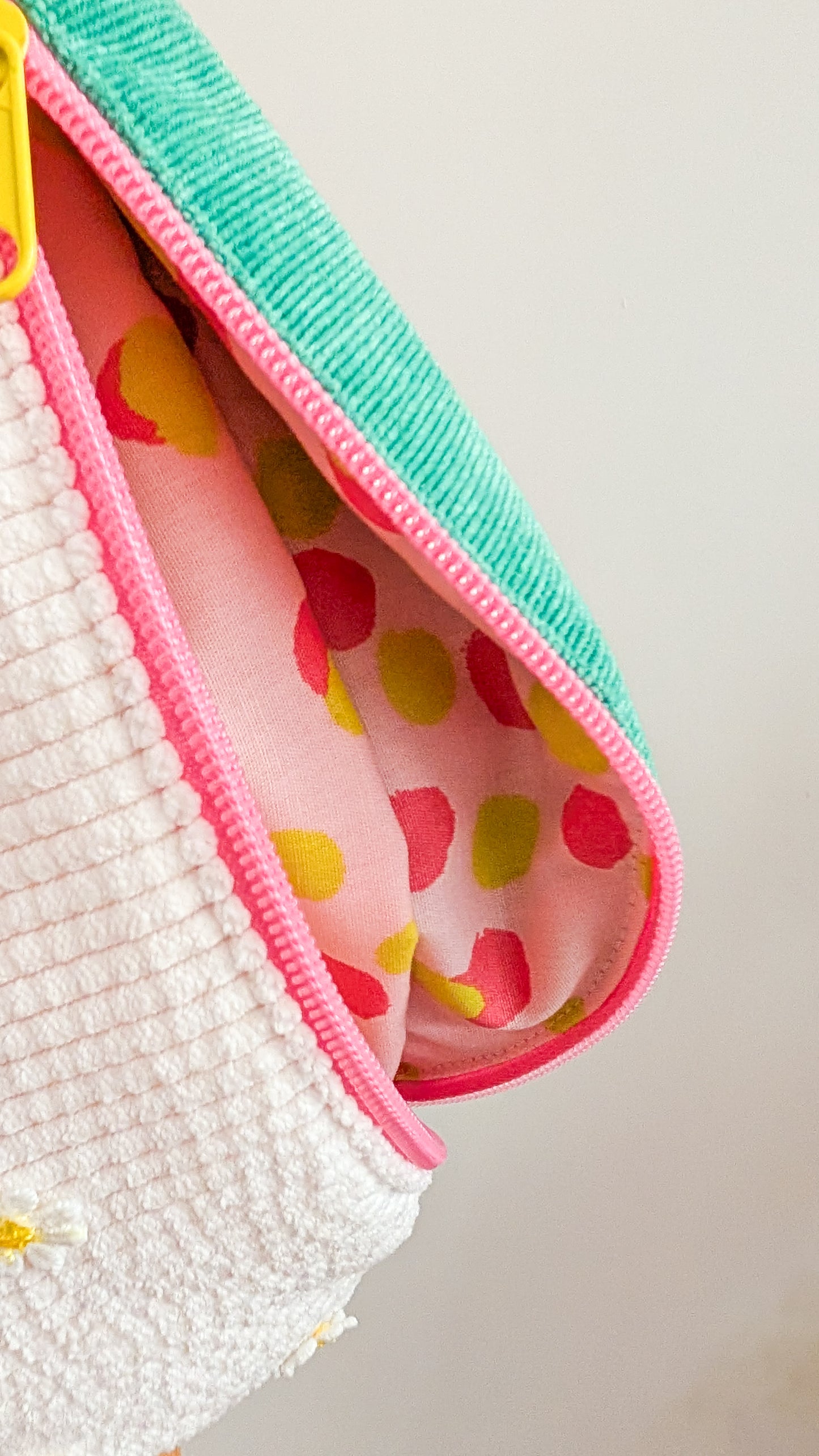 More Amore Cord Hipbag Bauchtasche Daisies Pink/Grün/Creme