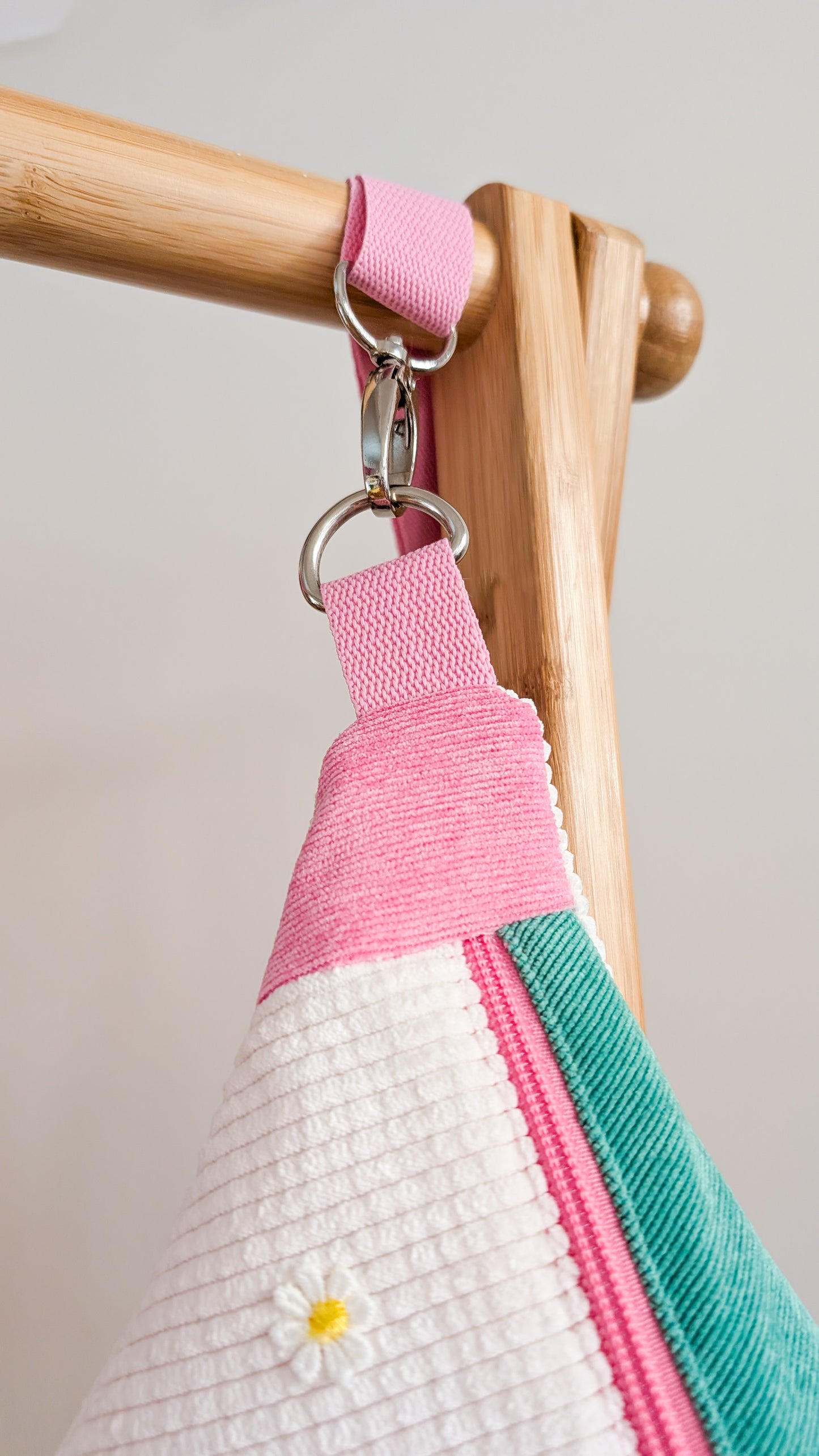 More Amore Cord Hipbag Bauchtasche Daisies Pink/Grün/Creme