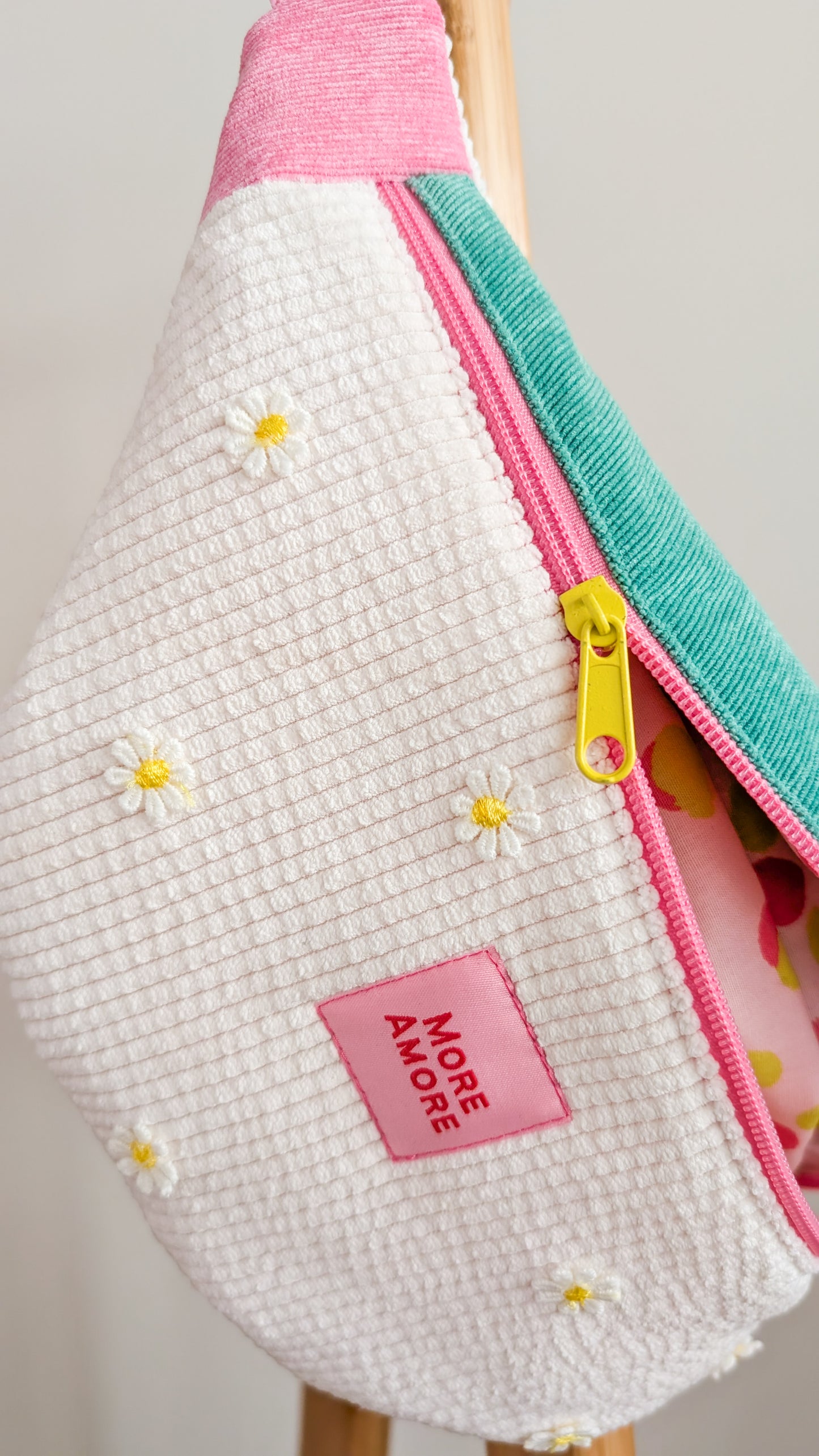 More Amore Cord Hipbag Bauchtasche Daisies Pink/Grün/Creme