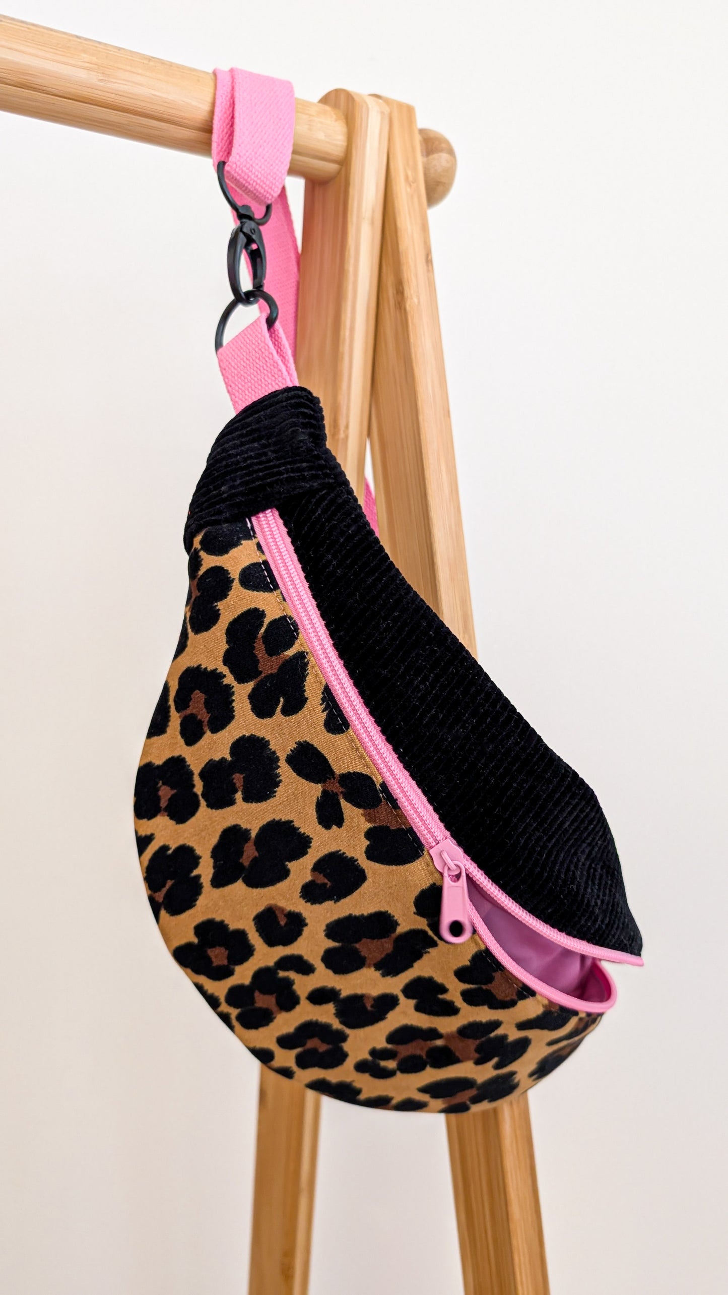 Cord Hipbag Bauchtasche Leo Bag Schwarz/Rosa