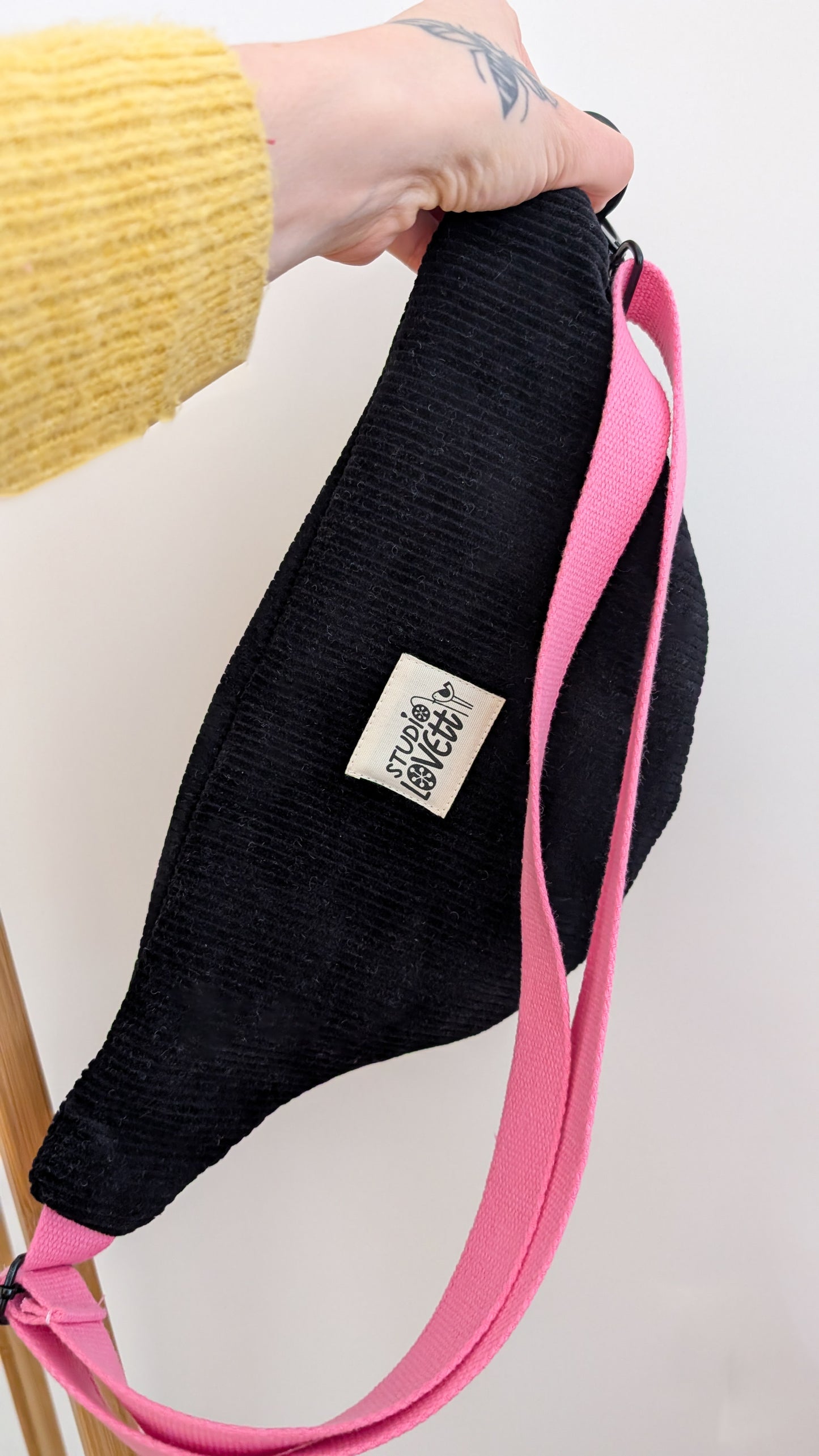 Cord Hipbag Bauchtasche Leo Bag Schwarz/Rosa