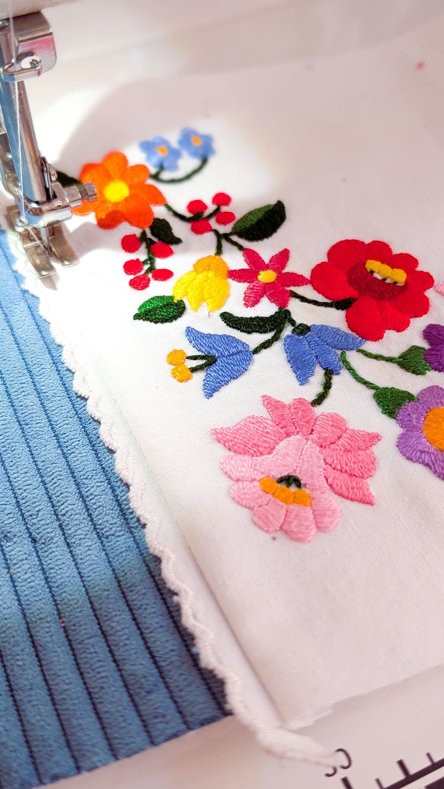 Bunte Upcycling XL Cord Bauchtasche Granny Hipbag Blumen Stickerei Einzelstück
