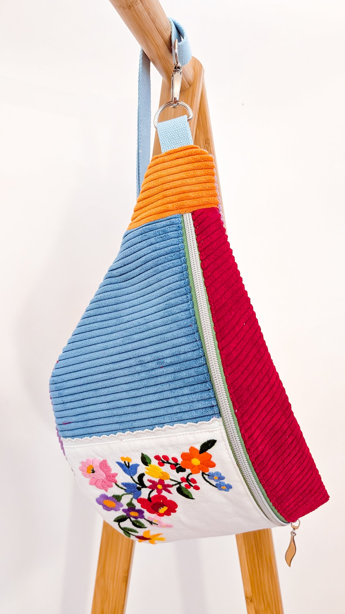Bunte Upcycling XL Cord Bauchtasche Granny Hipbag Blumen Stickerei Einzelstück