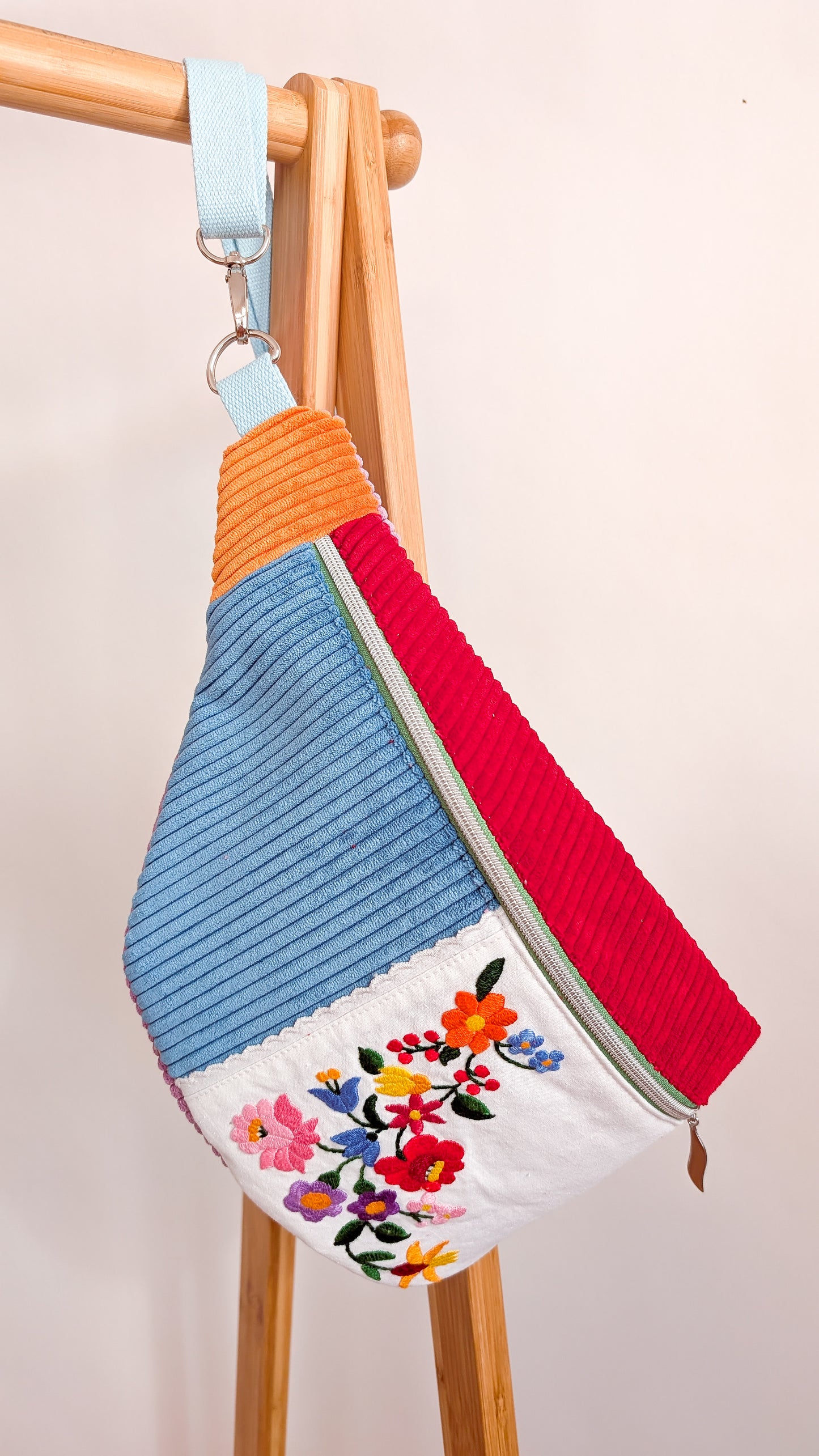 Bunte Upcycling XL Cord Bauchtasche Granny Hipbag Blumen Stickerei Einzelstück