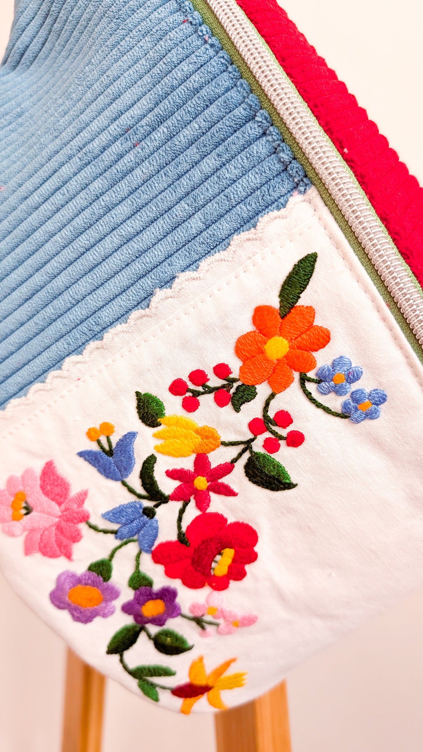 Bunte Upcycling XL Cord Bauchtasche Granny Hipbag Blumen Stickerei Einzelstück
