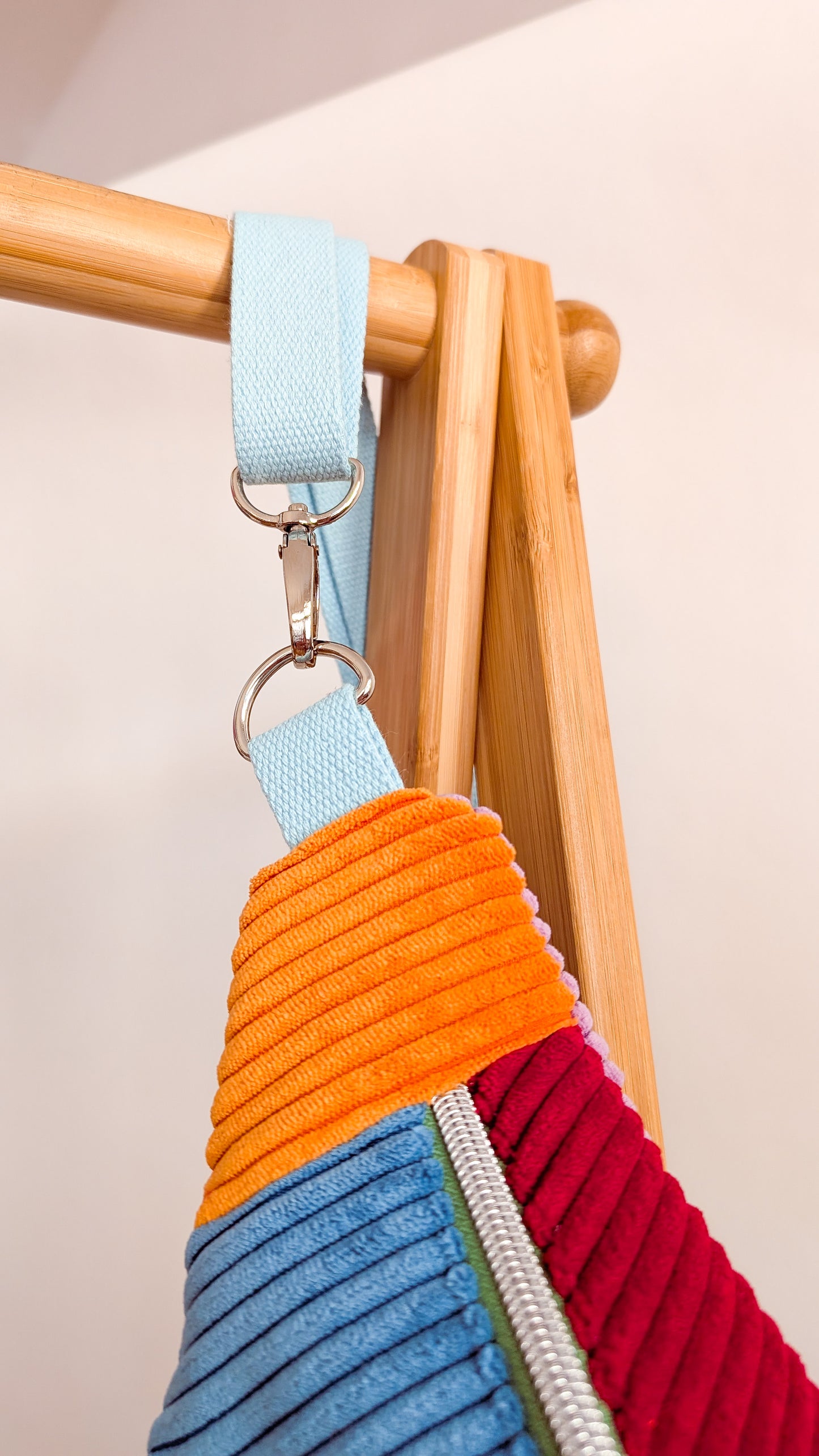 Bunte Upcycling XL Cord Bauchtasche Granny Hipbag Blumen Stickerei Einzelstück