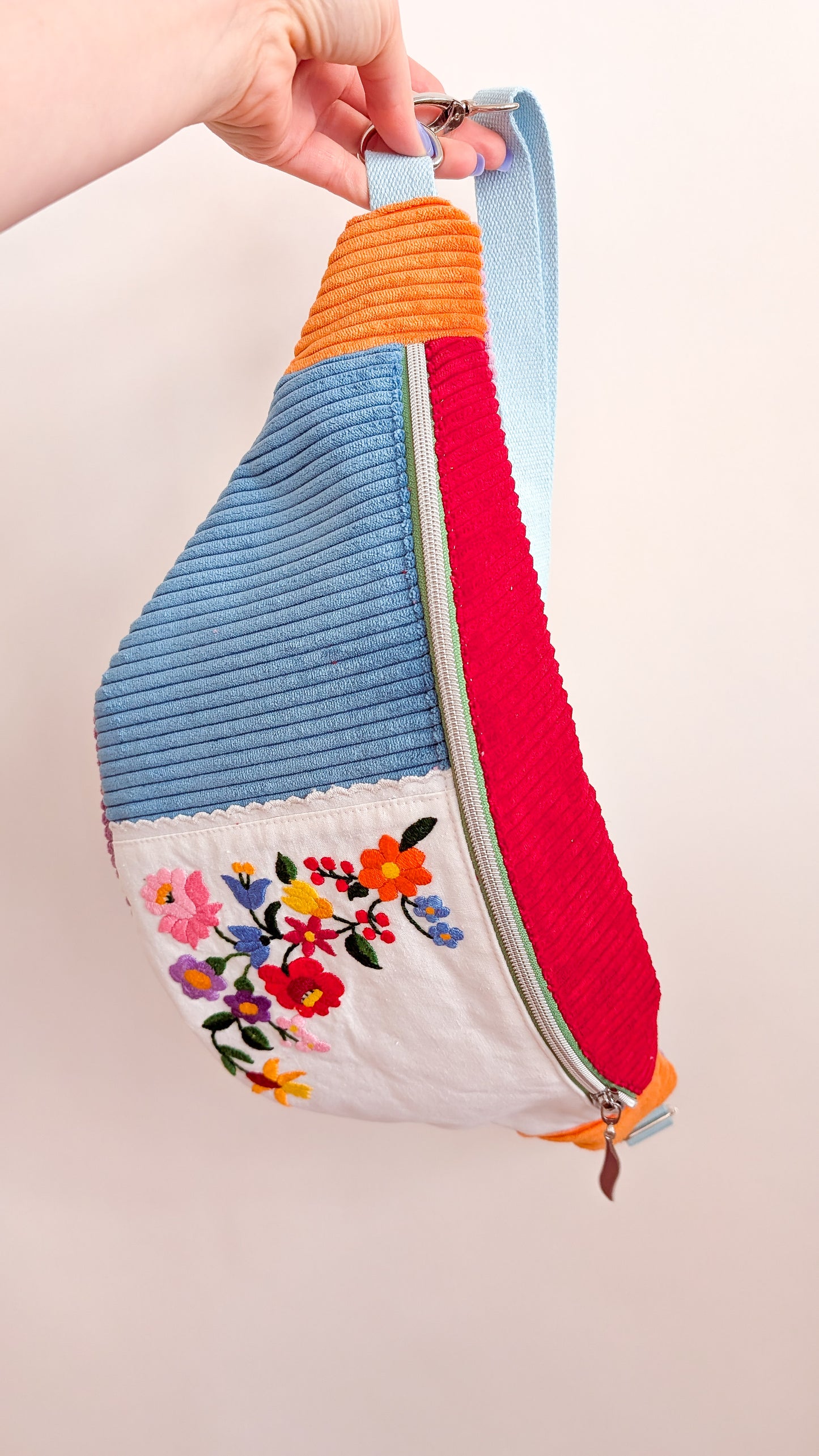 Bunte Upcycling XL Cord Bauchtasche Granny Hipbag Blumen Stickerei Einzelstück