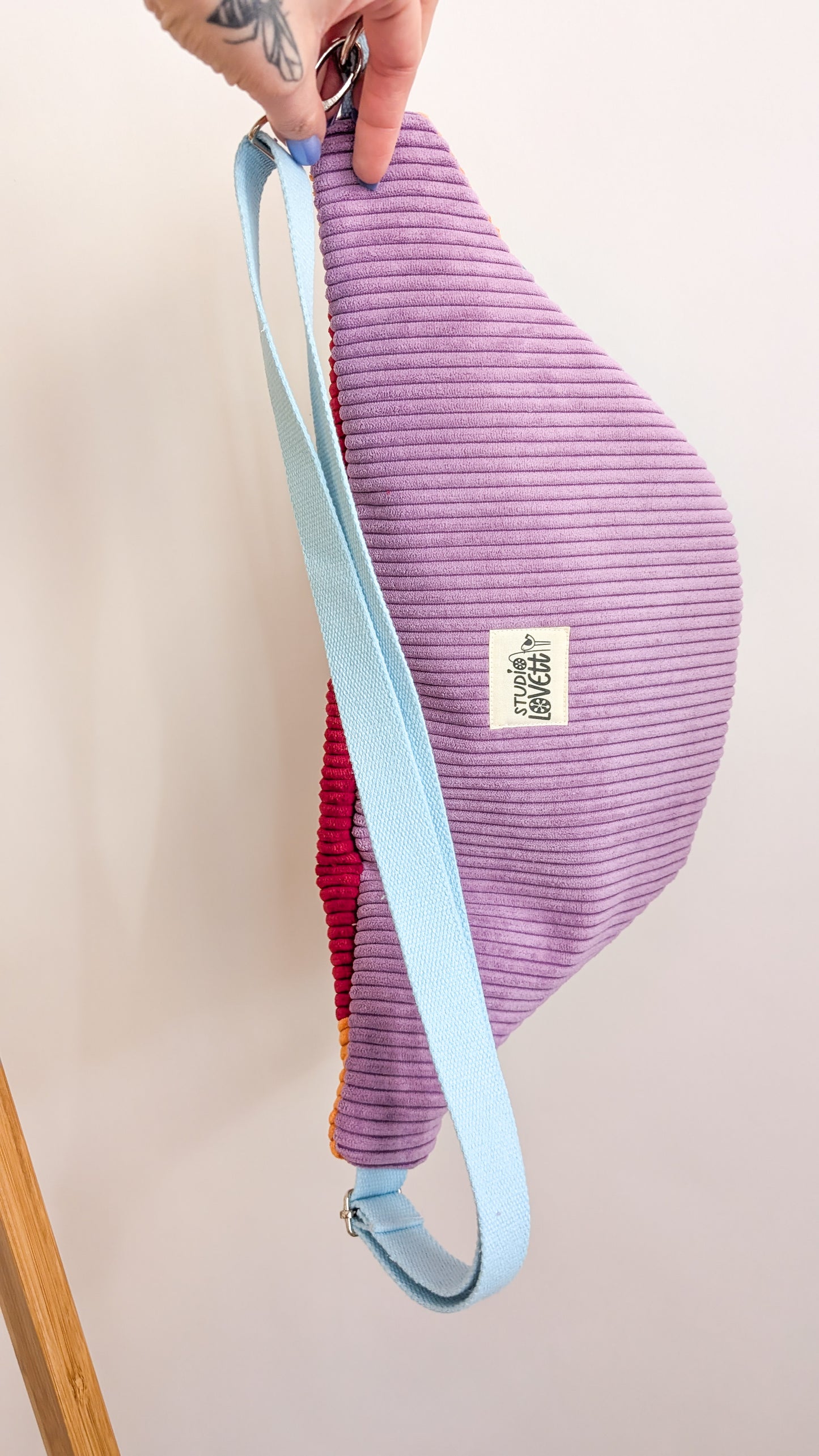 Bunte Upcycling XL Cord Bauchtasche Granny Hipbag Blumen Stickerei Einzelstück