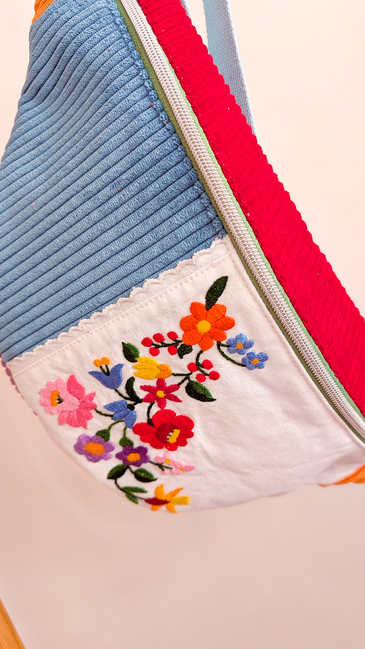 Bunte Upcycling XL Cord Bauchtasche Granny Hipbag Blumen Stickerei Einzelstück