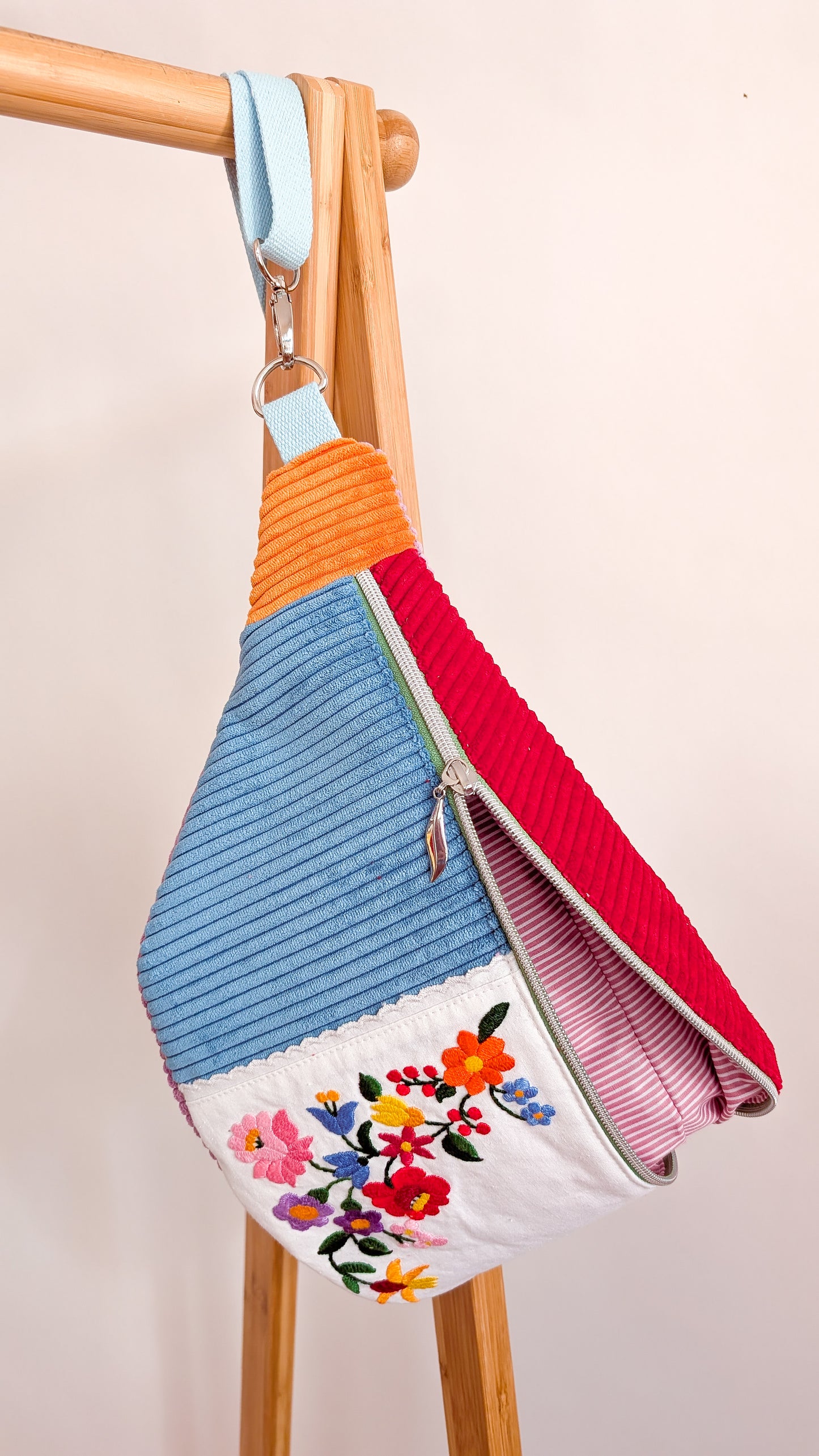 Bunte Upcycling XL Cord Bauchtasche Granny Hipbag Blumen Stickerei Einzelstück